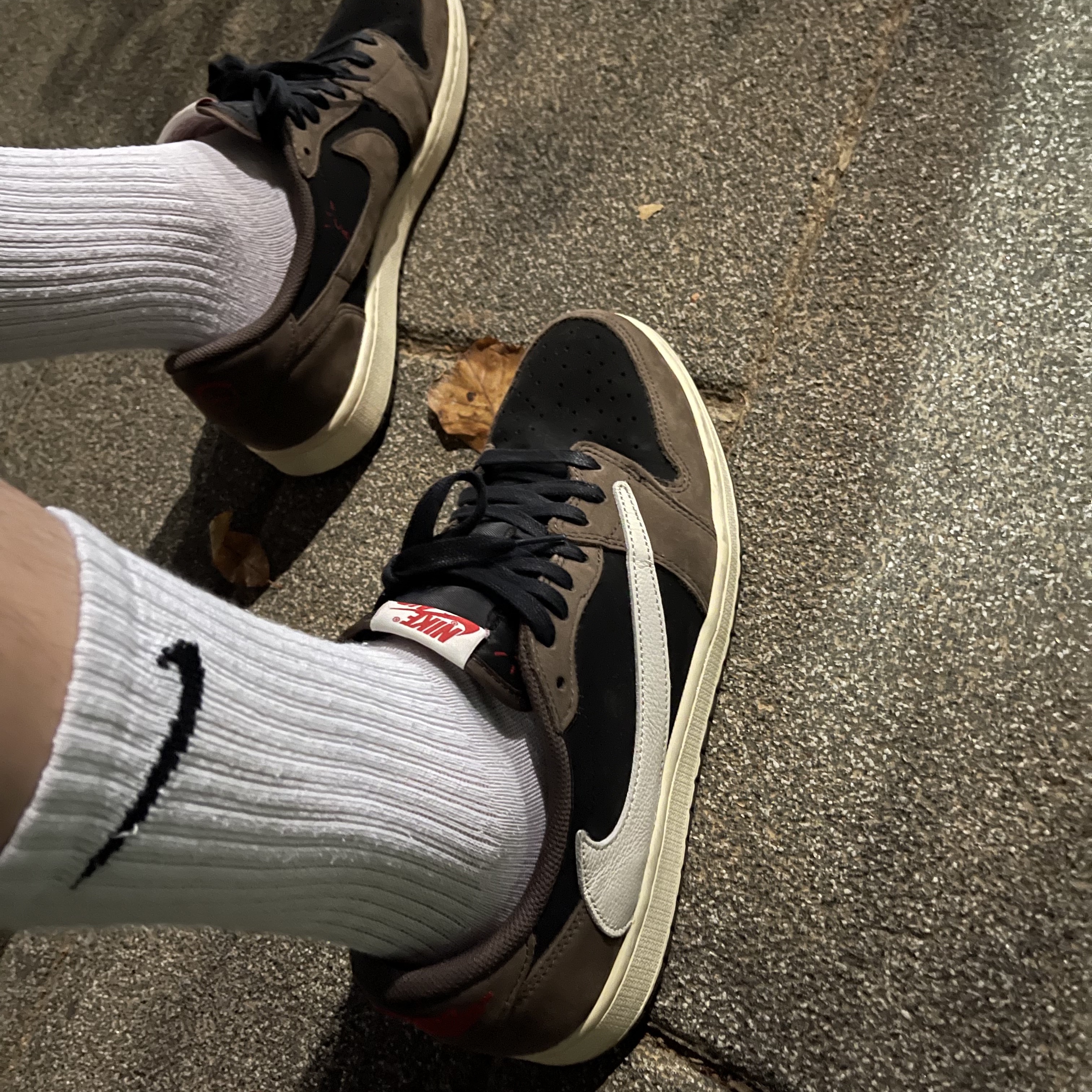 Jordan 1 x Travis Scott Retro Low OG SP Mocha 착용 스타일 - 3