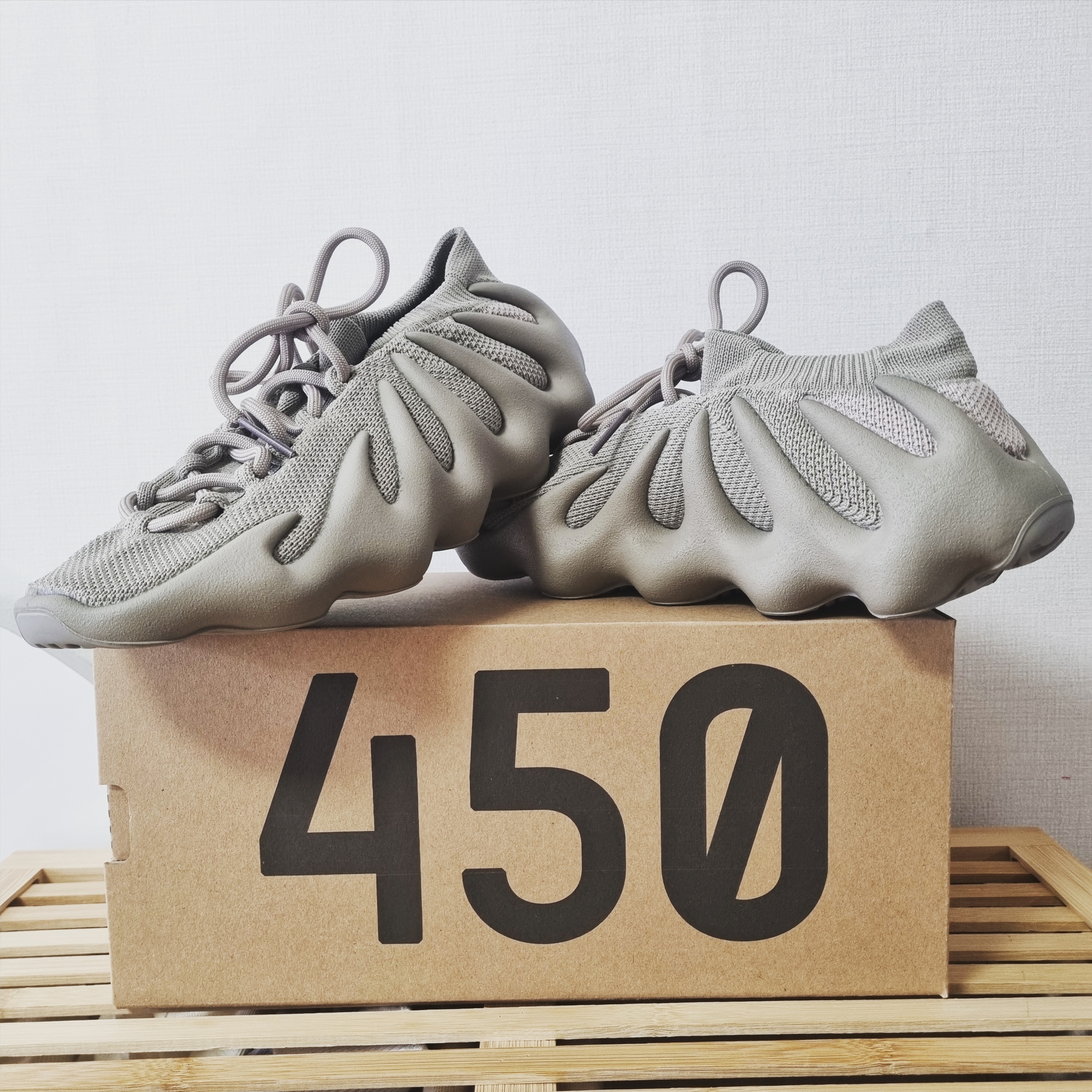 Adidas Yeezy 450 Stone Flax 착용 스타일