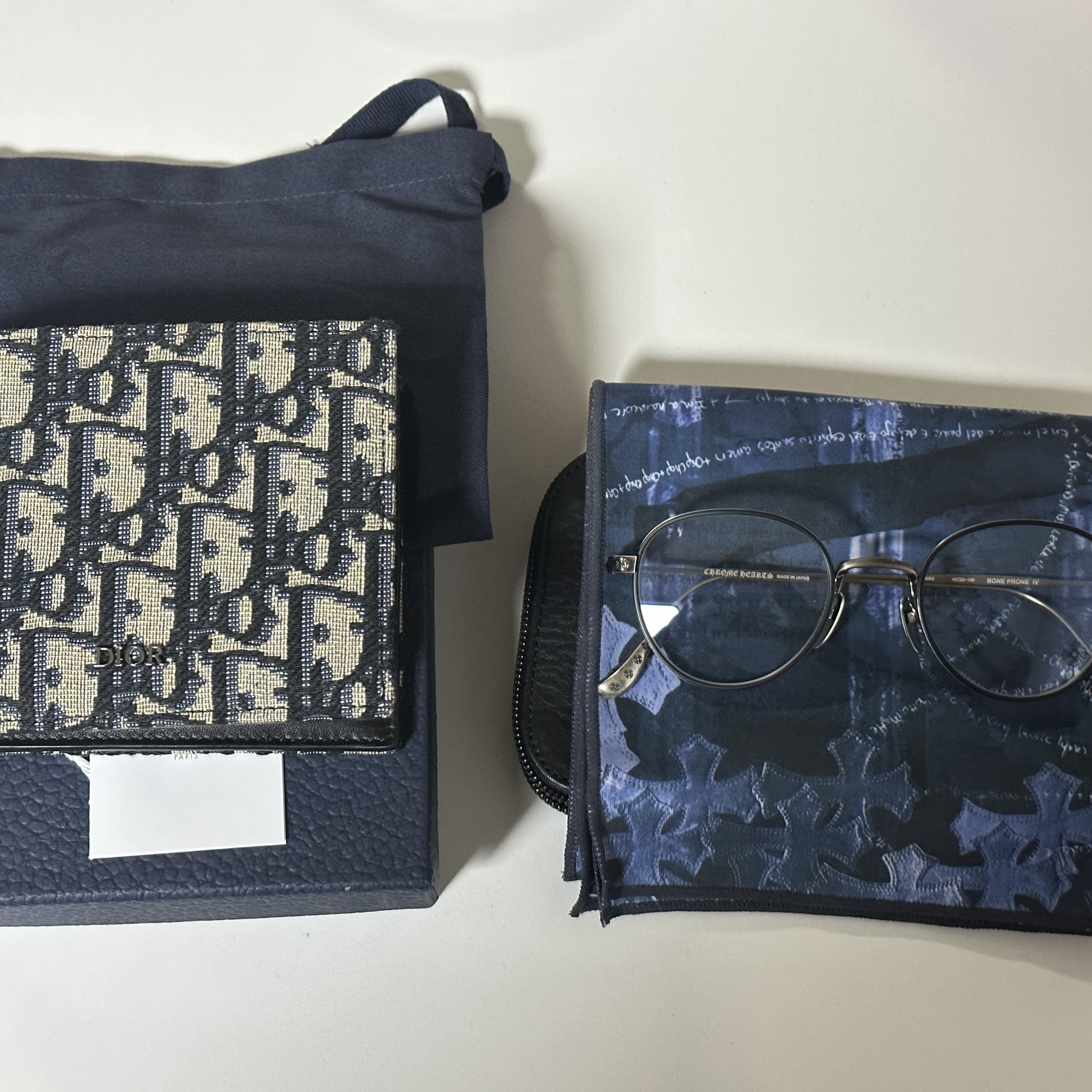 Dior Compact Wallet Beige & Black Dior Oblique Jacquard 착용 스타일