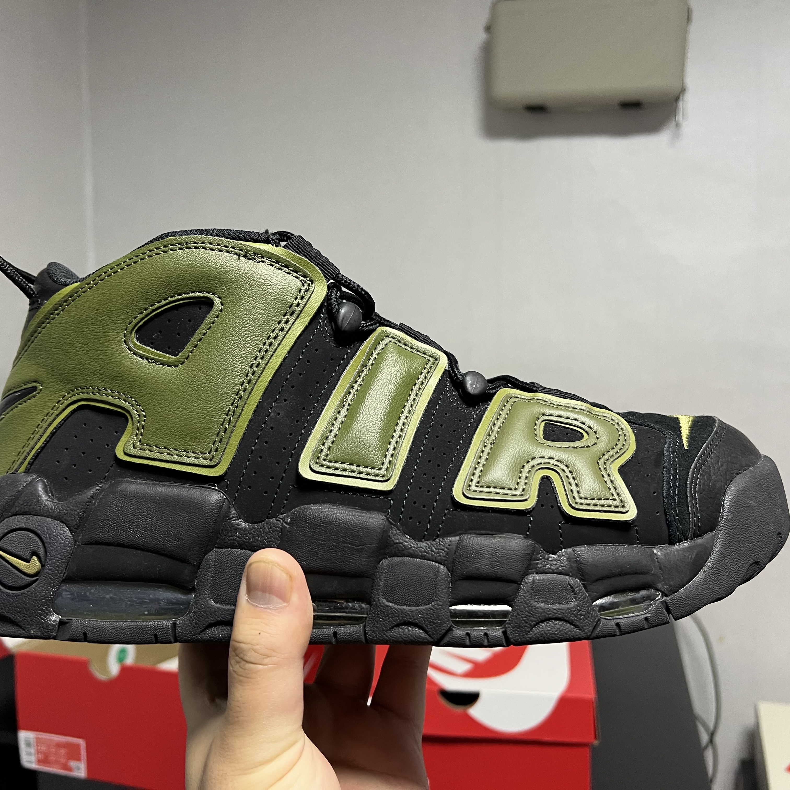 Nike Air More Uptempo 96 Rough Green 착용 스타일 - 2