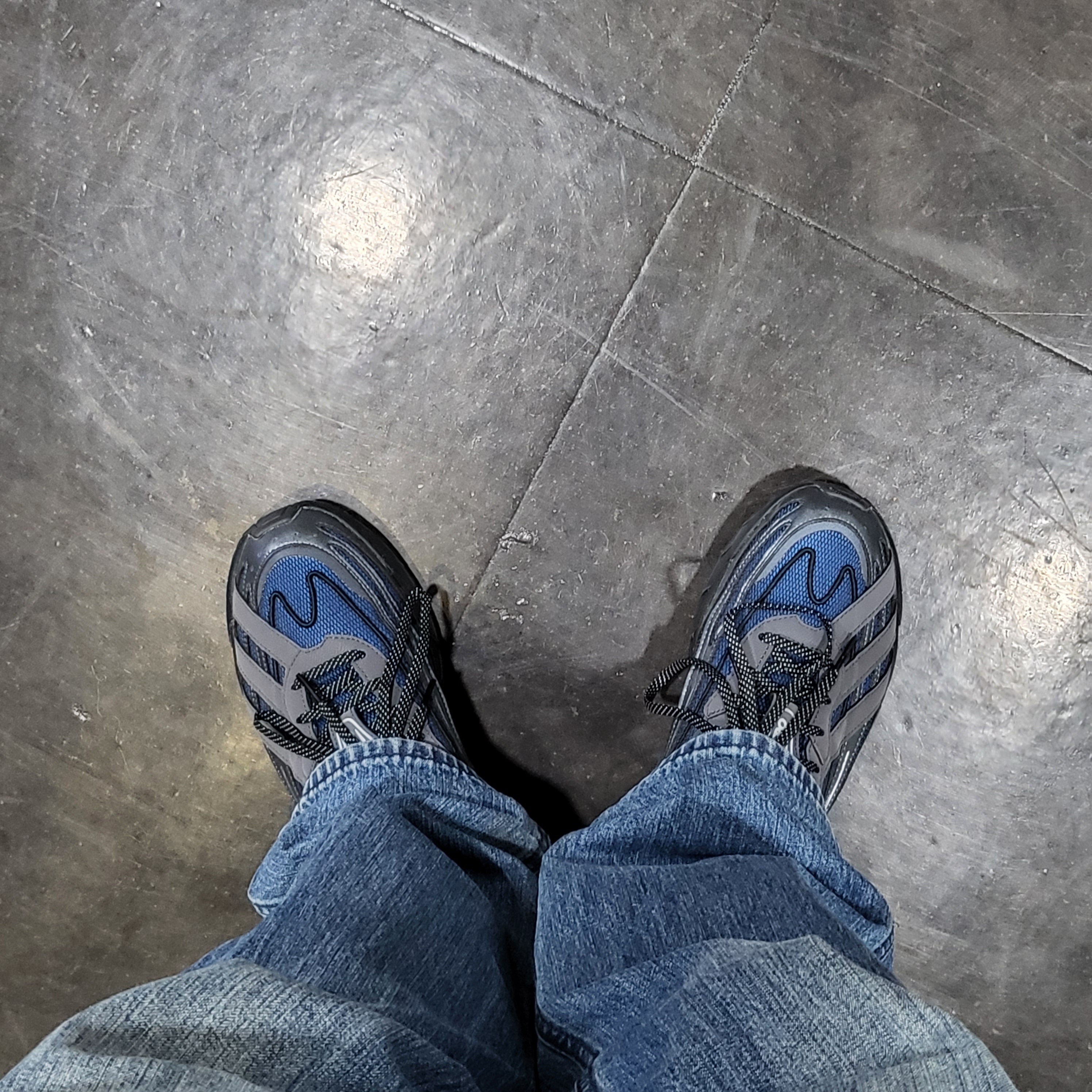 Adidas Orketro Bright Blue Carbon Black 착용 스타일