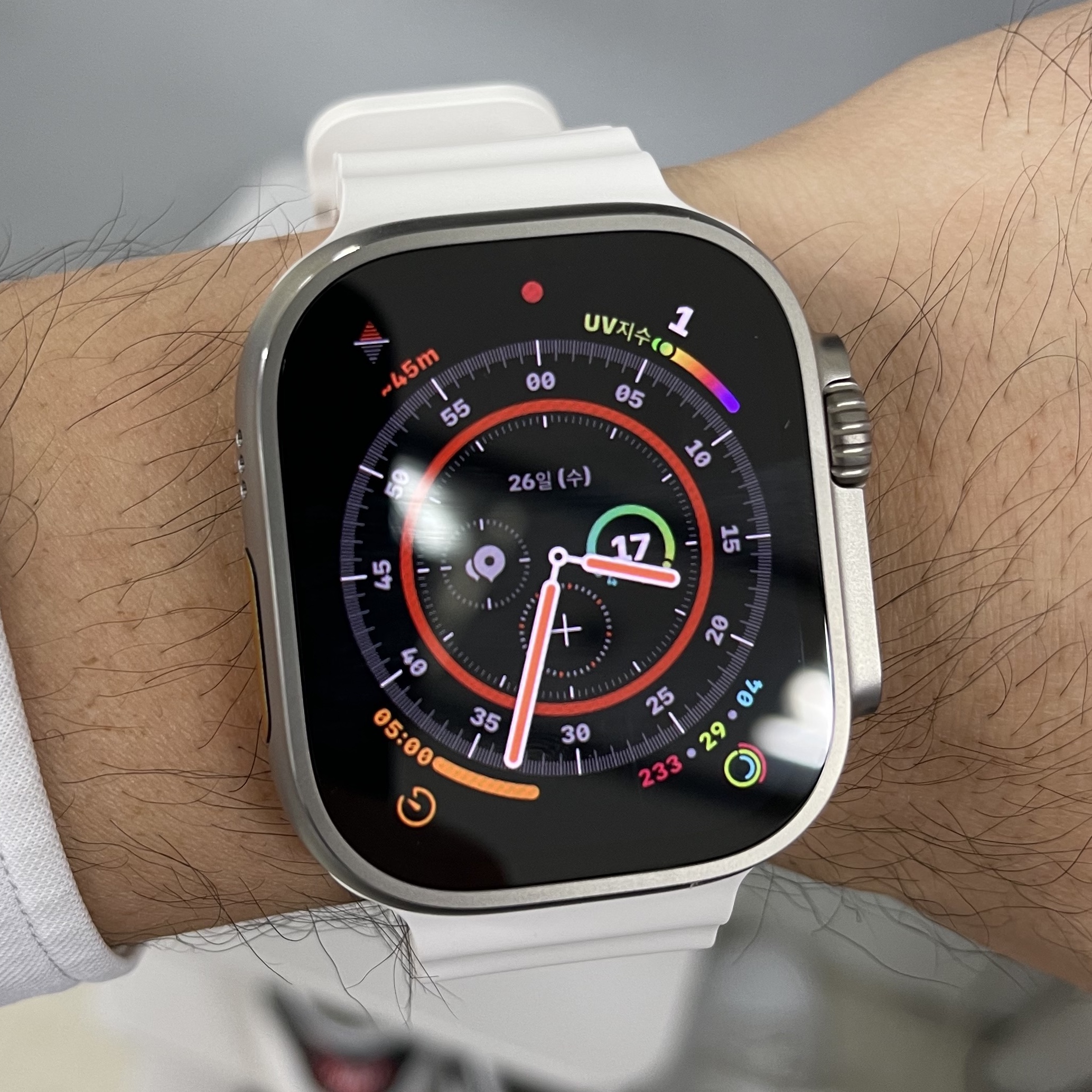 Apple Watch Ultra 49mm Titanium Case with Ocean Band White (Korean Ver.) 착용 스타일 - 1