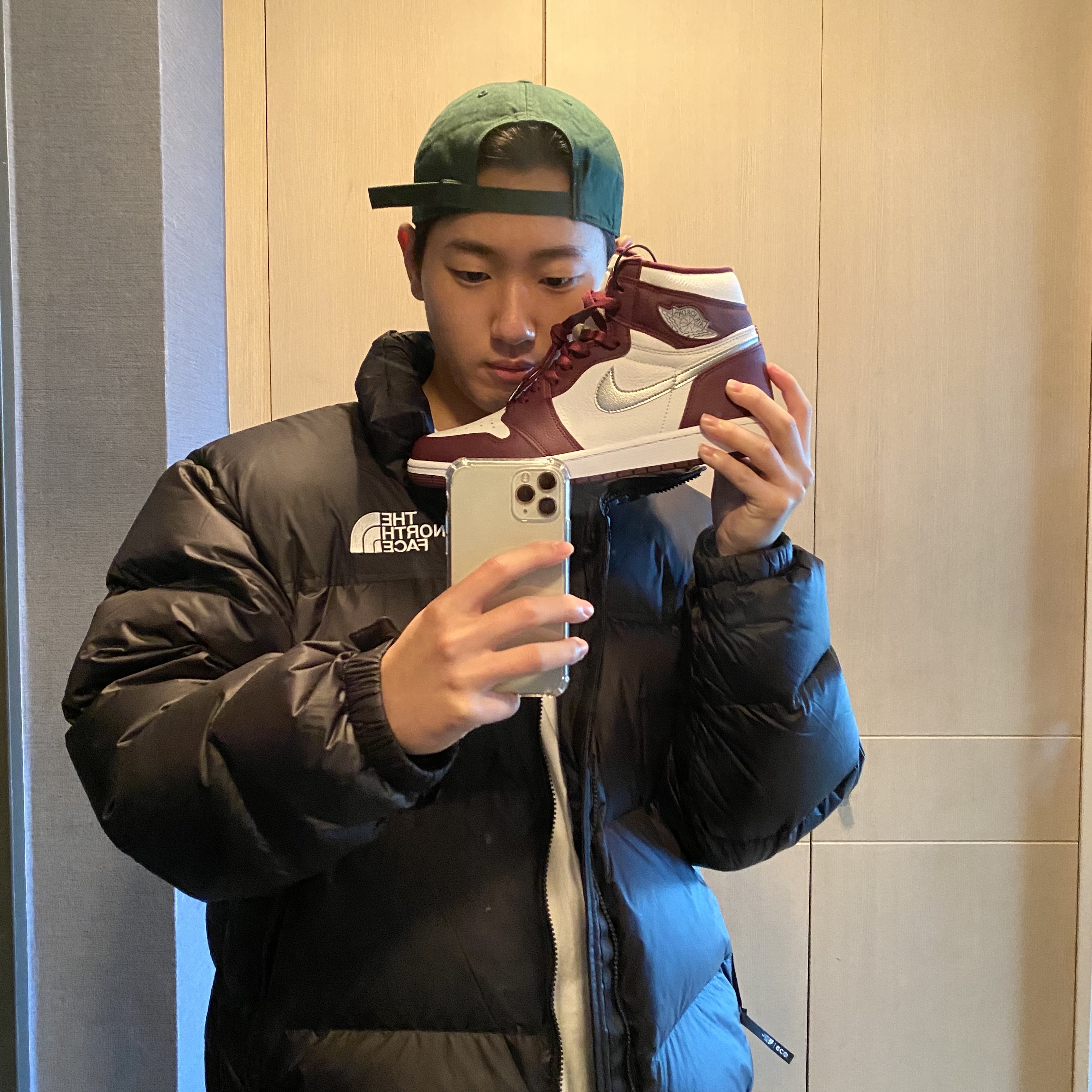 Jordan 1 Retro High OG Bordeaux 착용 스타일 - 1