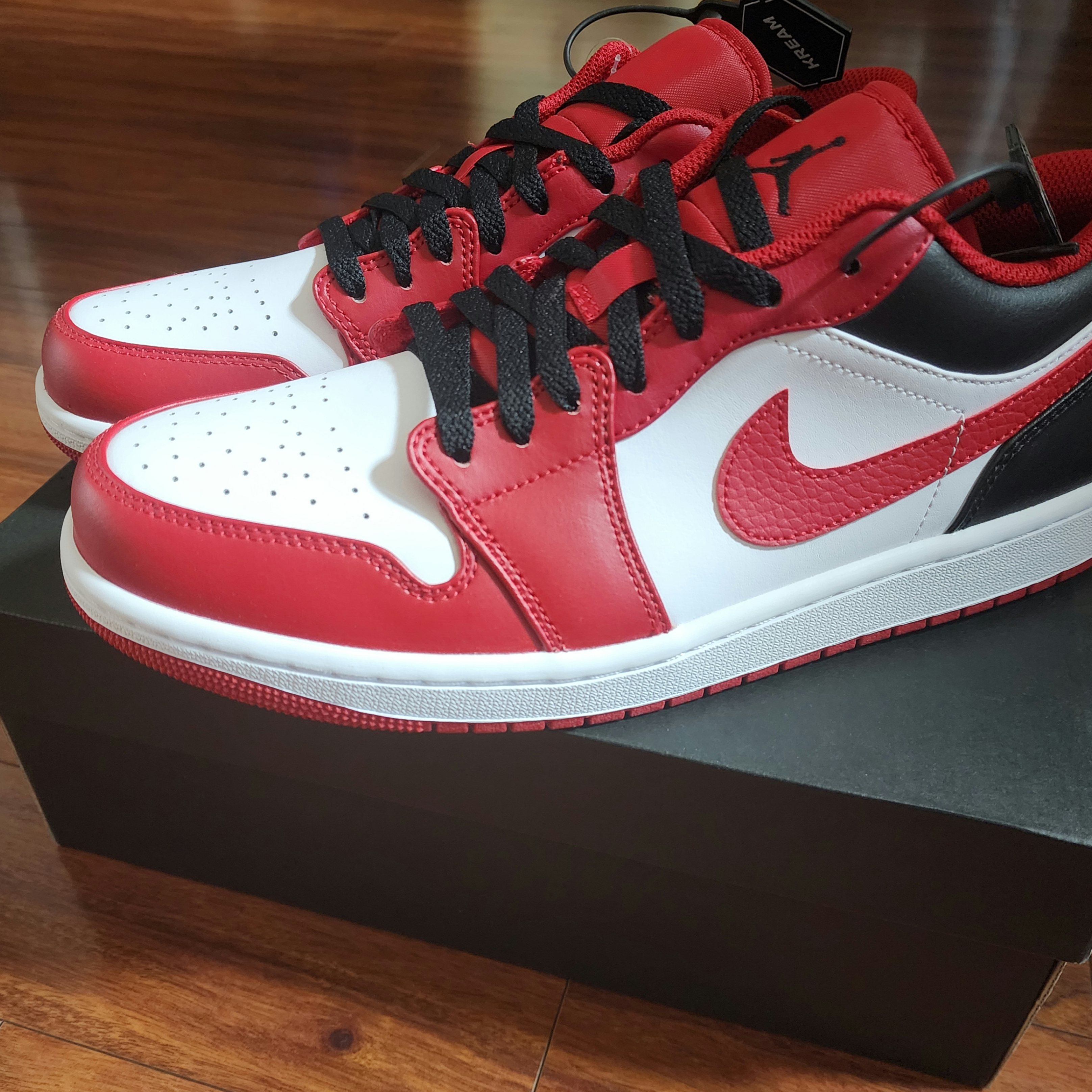 Jordan 1 Low White Gym Red Black 착용 스타일