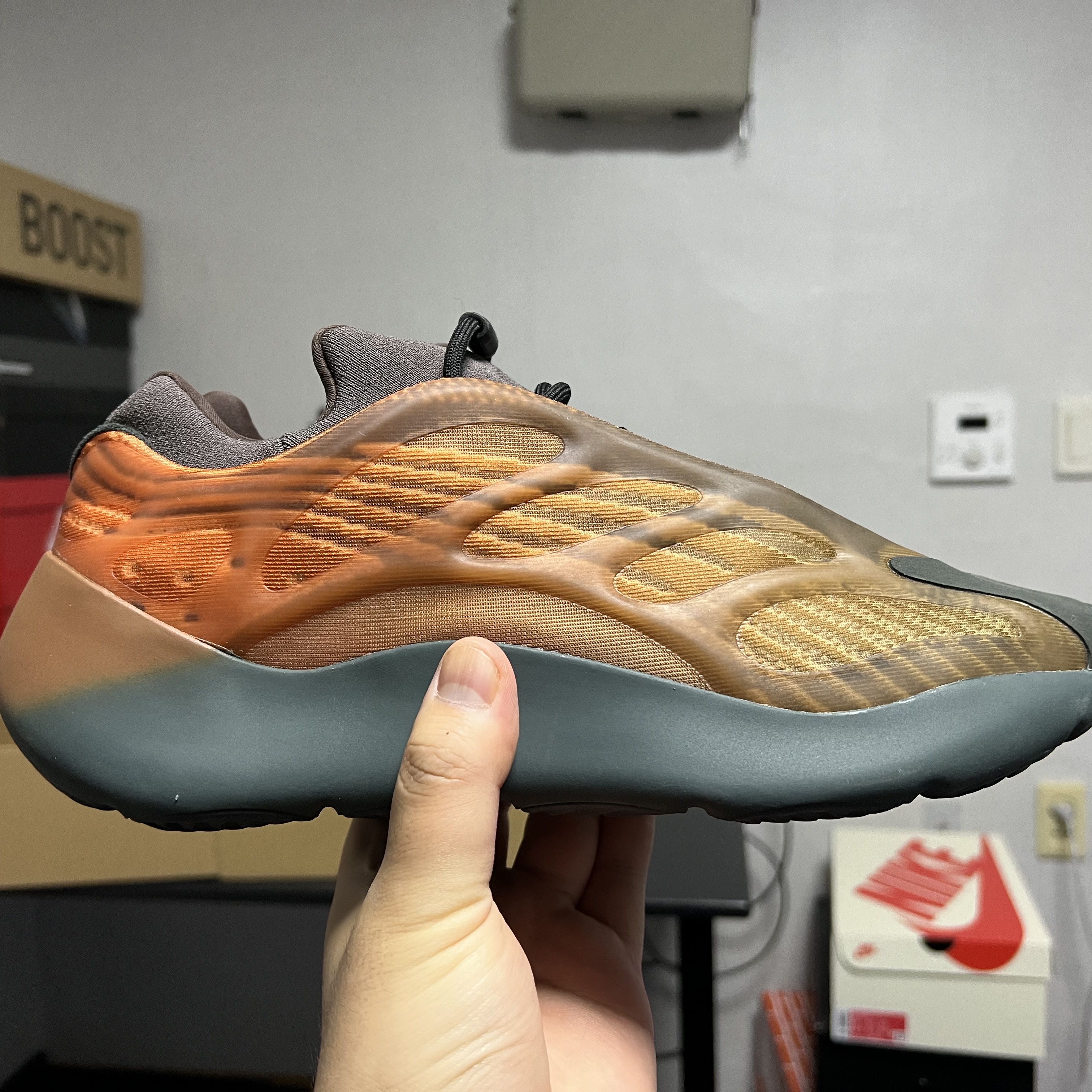 Adidas Yeezy 700 V3 Copper Fade 착용 스타일 - 2
