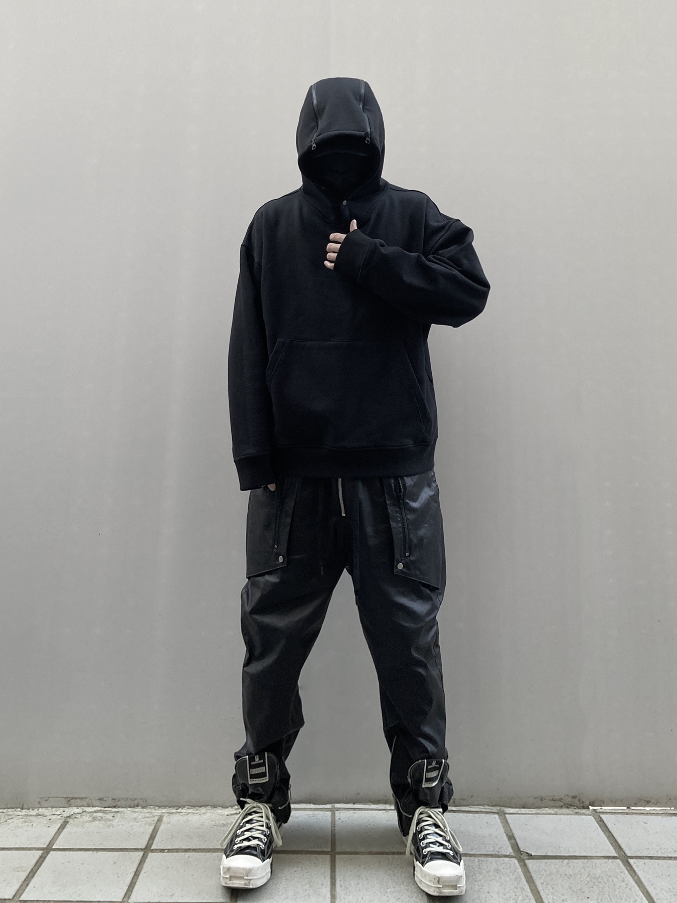 Converse x Drkshdw Turbodrk Chuck 70 Hi Black Lacquered Denim 착용 스타일 - 2