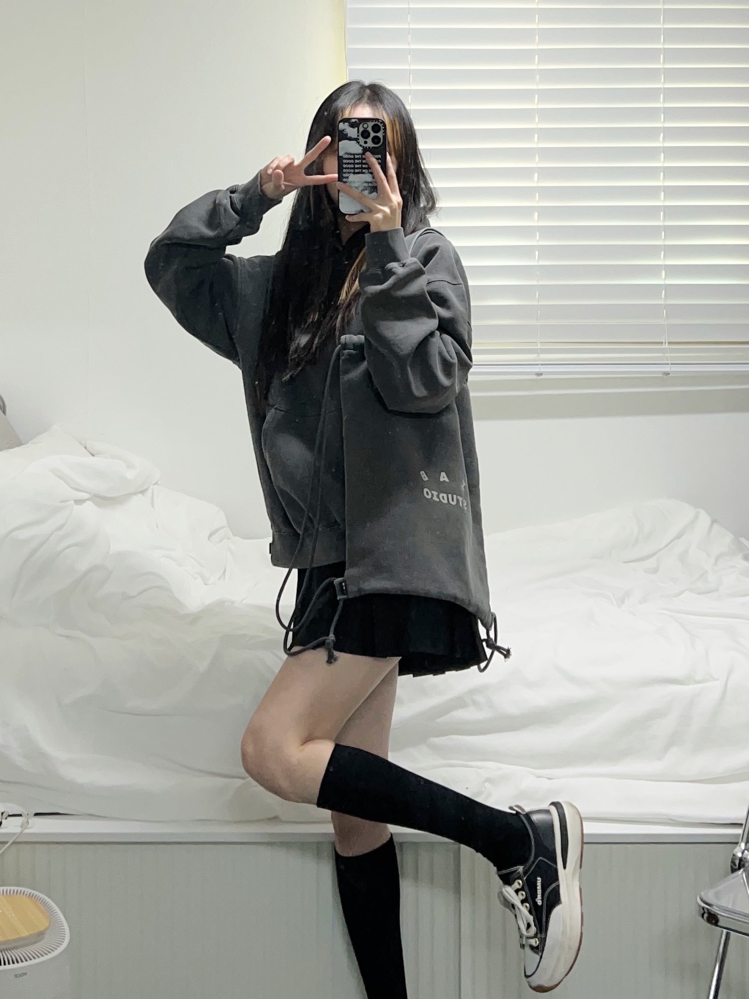 IAB Studio Pigment Hoodie & Sack Black 착용 스타일 - 1