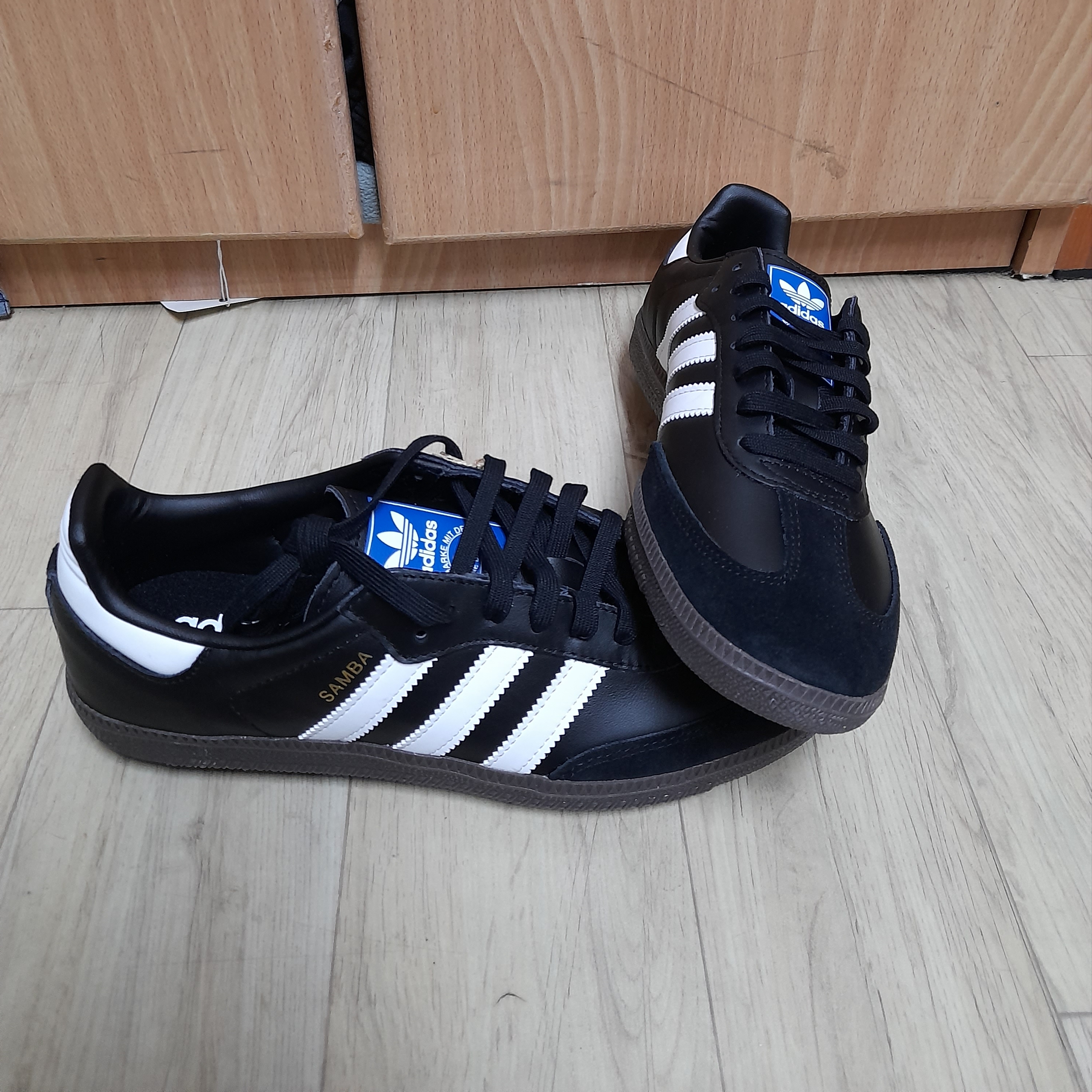 Adidas Samba OG Black White Gum 착용 스타일