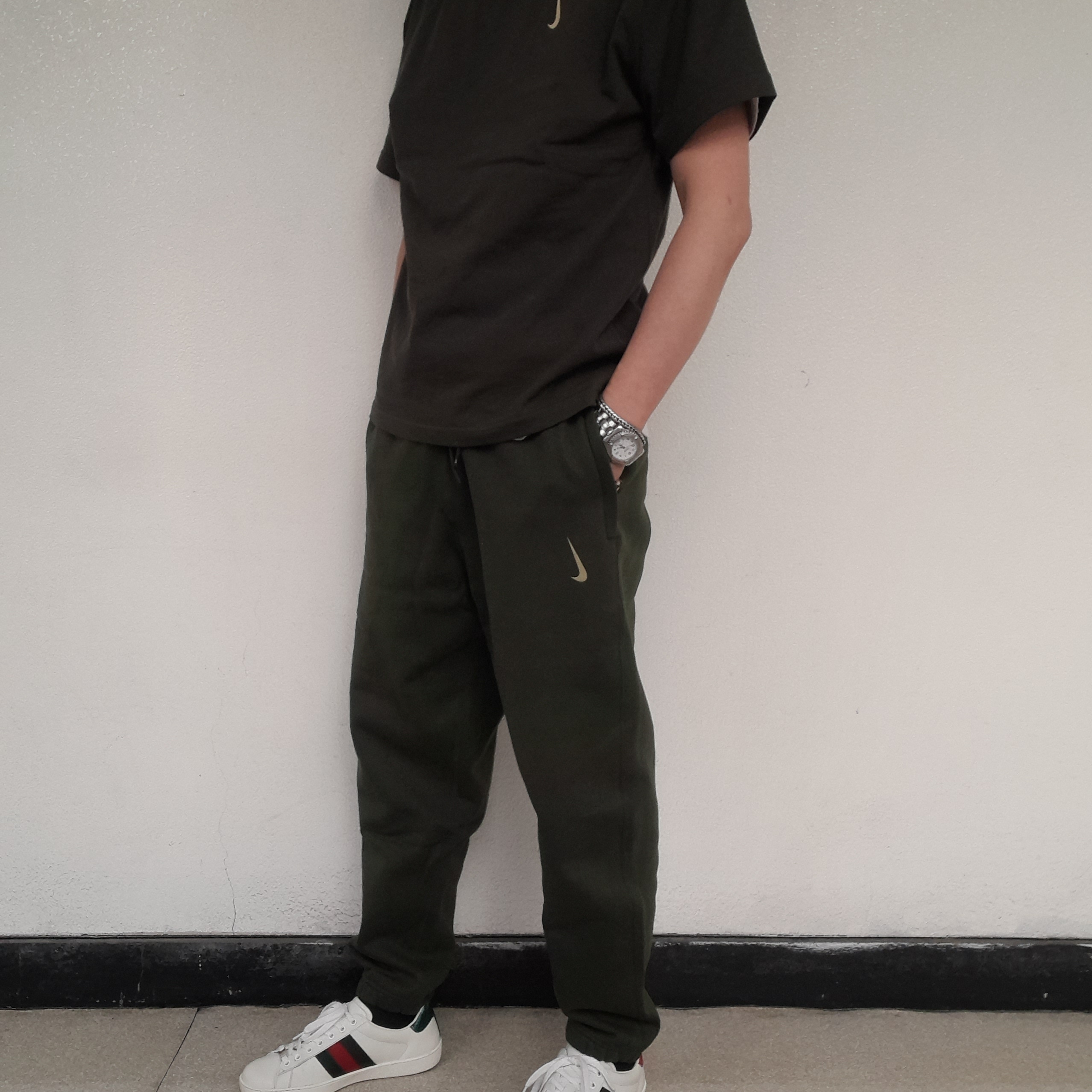 Gucci Ace Embroidered Bee, Nike x Billie Eilish NRG Fleece Pants Sequoia - Asia 착용 스타일 - 4