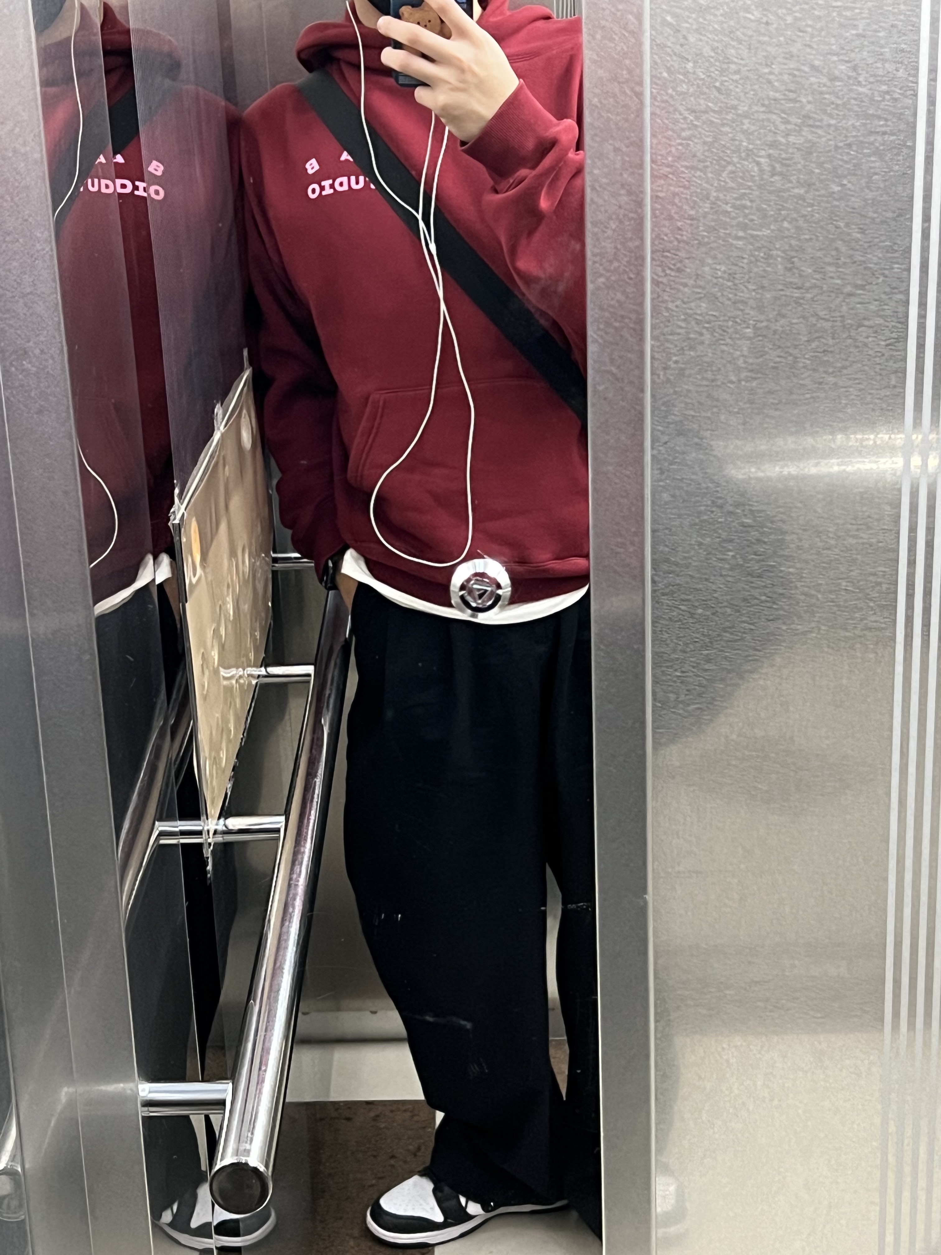 IAB Studio Hoodie Raspberry, Nike Dunk Low Retro Black 착용 스타일 - 2