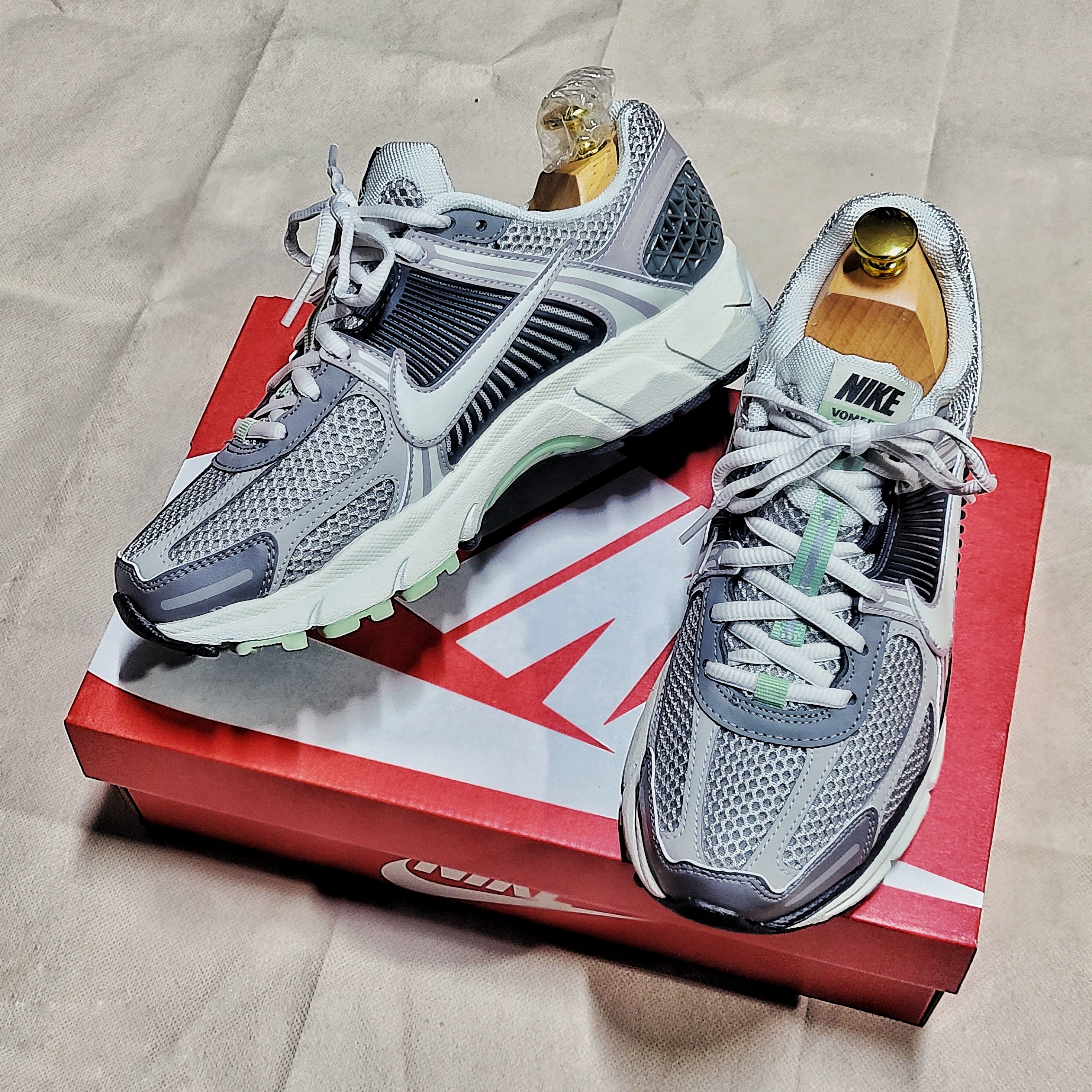 (W) Nike Zoom Vomero 5 Cobblestone and Flat Pewter 착용 스타일 - 1