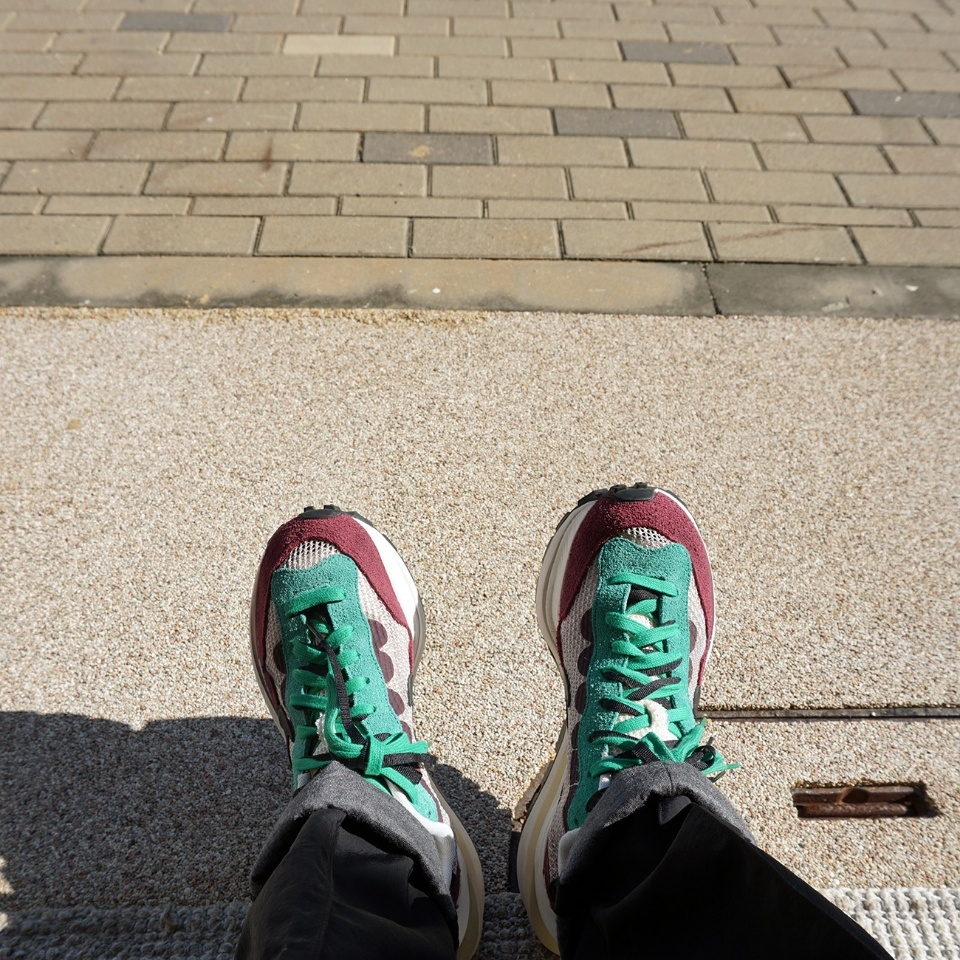 Nike x Sacai VaporWaffle String & Black Villain Red 착용 스타일 - 2