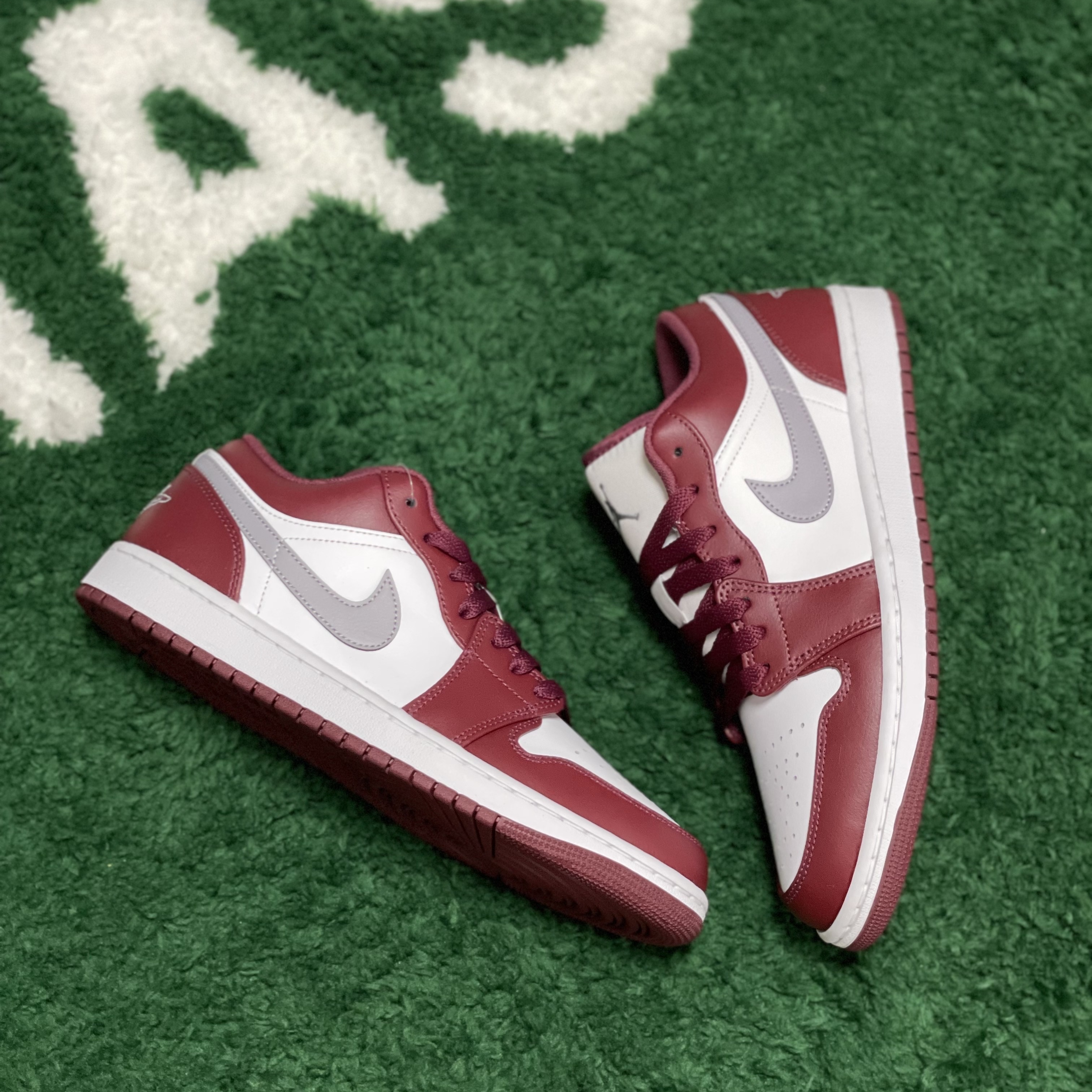 Jordan 1 Low Cherrywood Red 착용 스타일 - 3