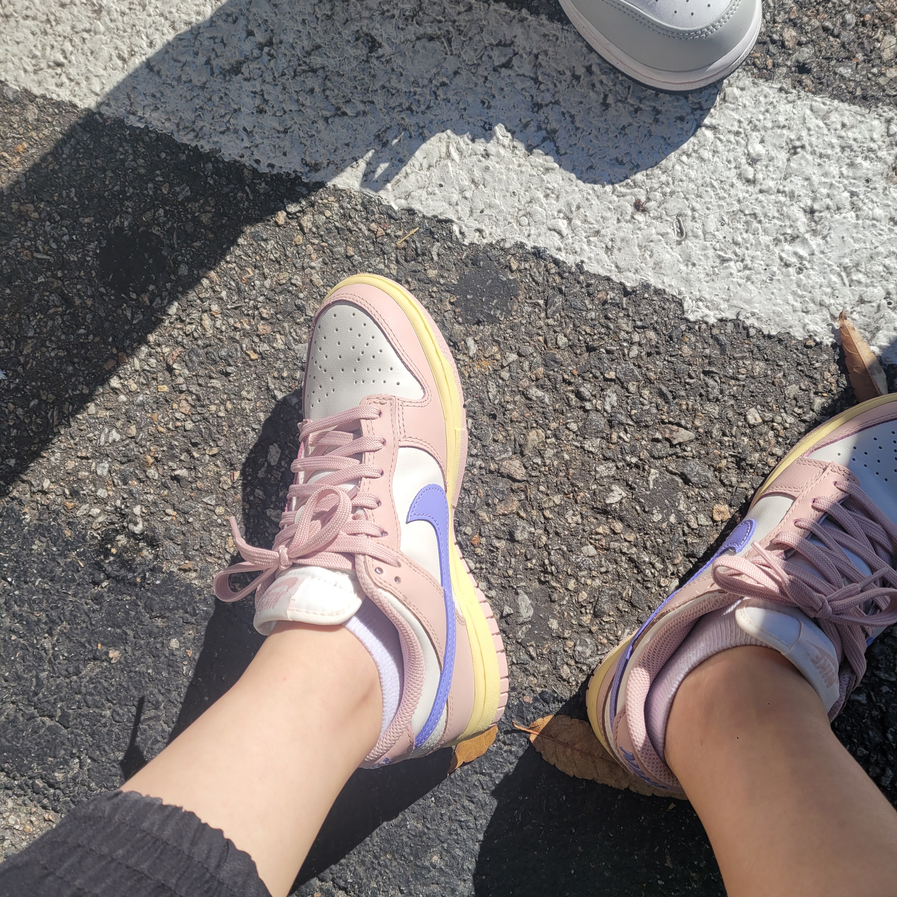 (W) Nike Dunk Low Pink Oxford, Jordan 1 Low Grey Fog Black Bleached Coral 착용 스타일 - 1