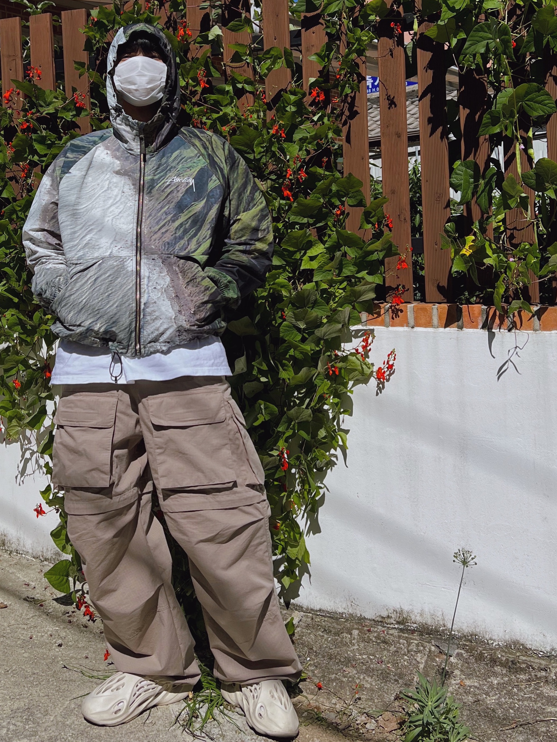 Stussy Coastline Beach Shell Jacket Multi, Adidas Yeezy Foam RNNR Sand 착용 스타일