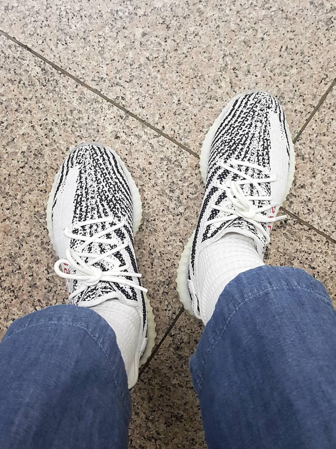 Adidas Yeezy Boost 350 V2 Zebra 2017/2019/2020, Adidas Yeezy Boost 350 V2 Zebra 2022/2023 착용 스타일