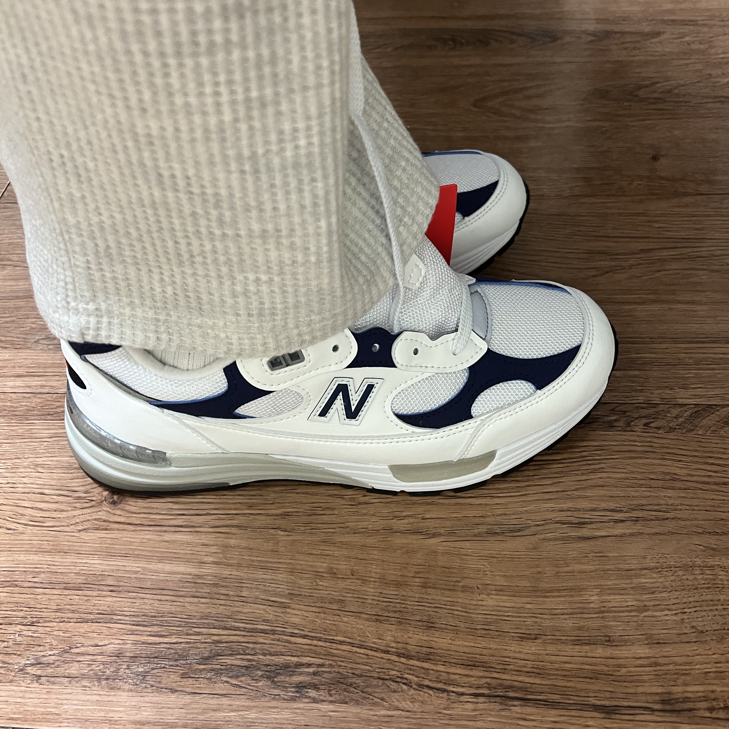 New Balance 992 Made in USA White Navy 착용 스타일