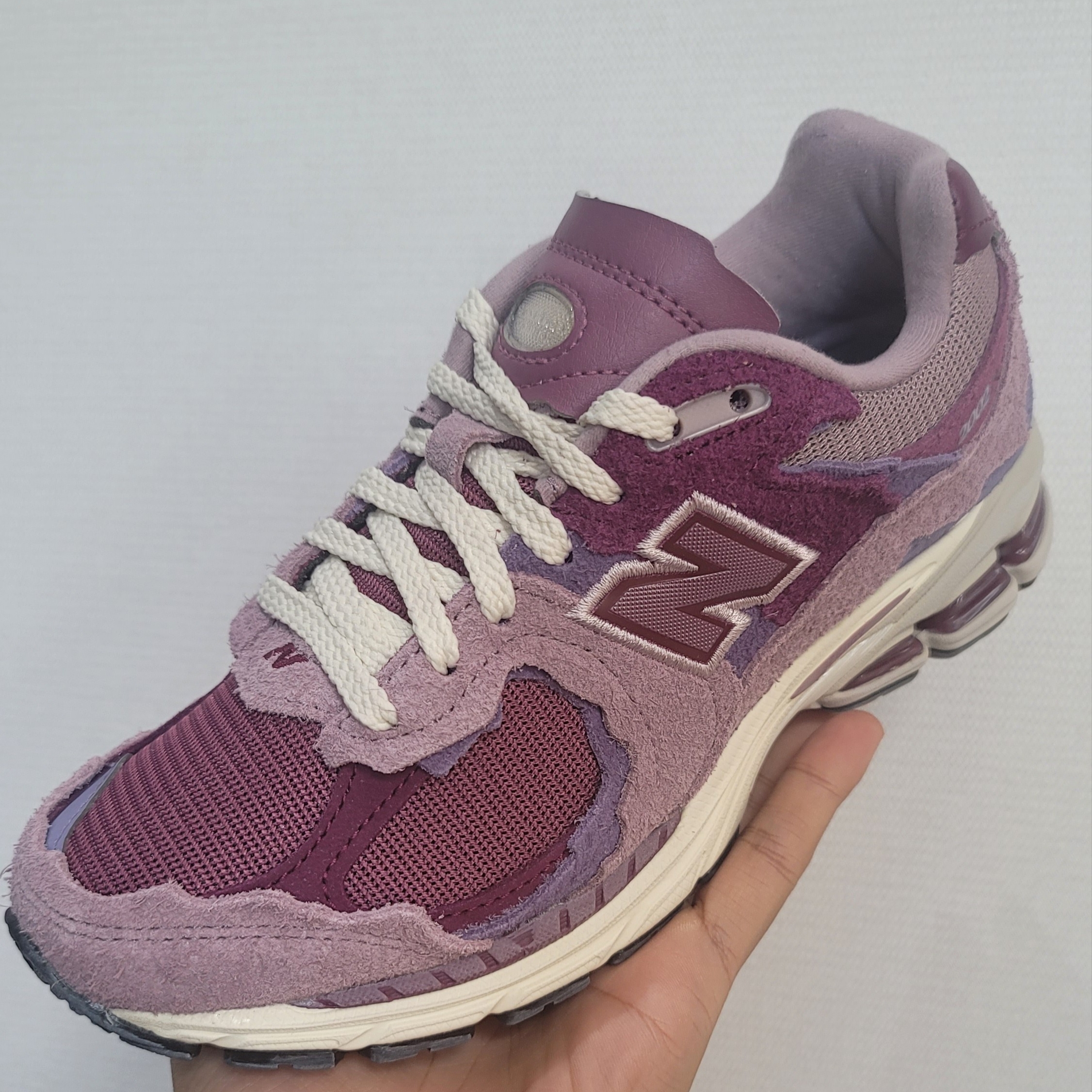 New Balance 2002R Protection Pack Pink 착용 스타일 - 1