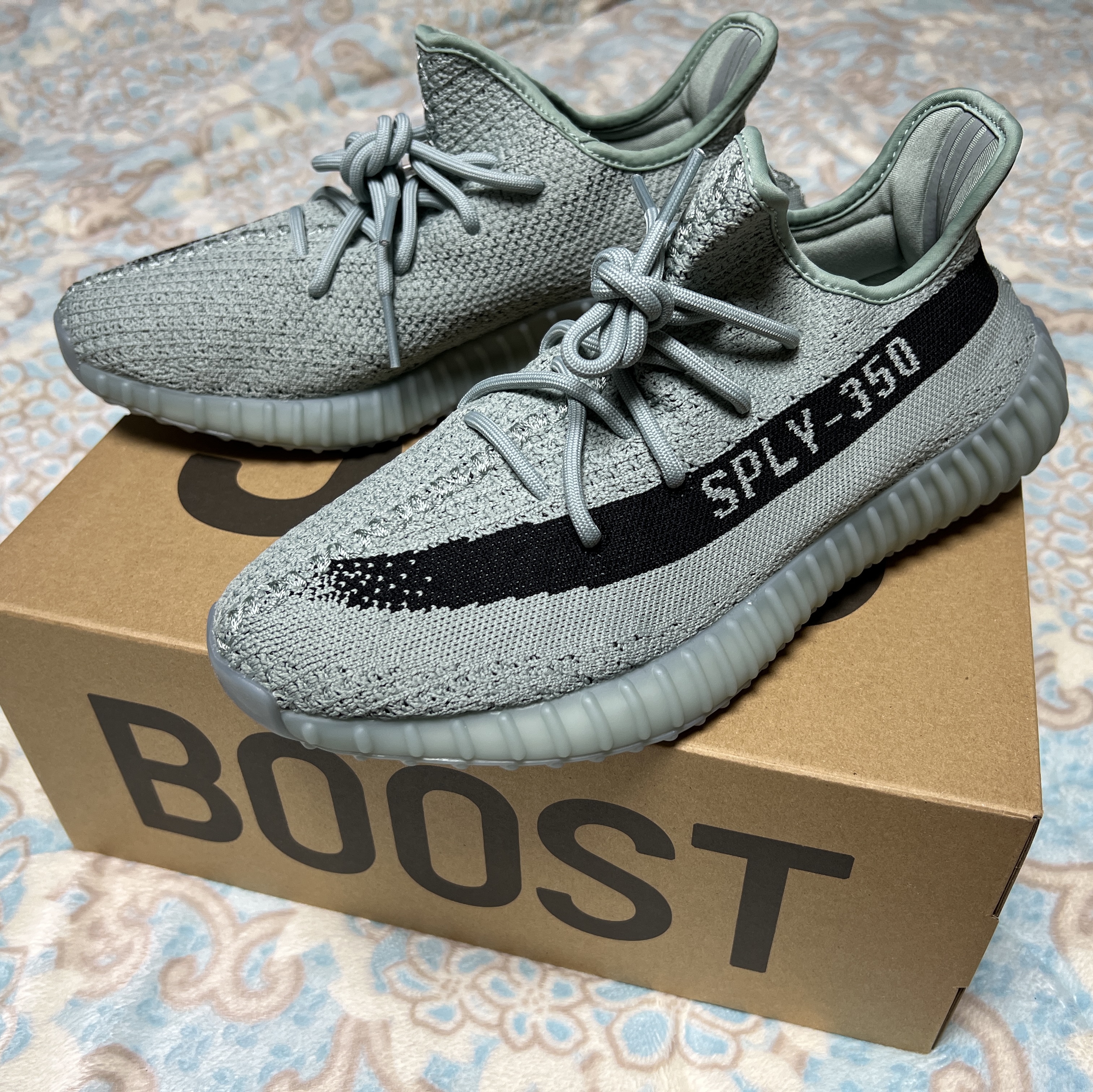 Adidas Yeezy Boost 350 V2 Salt Core Black 착용 스타일