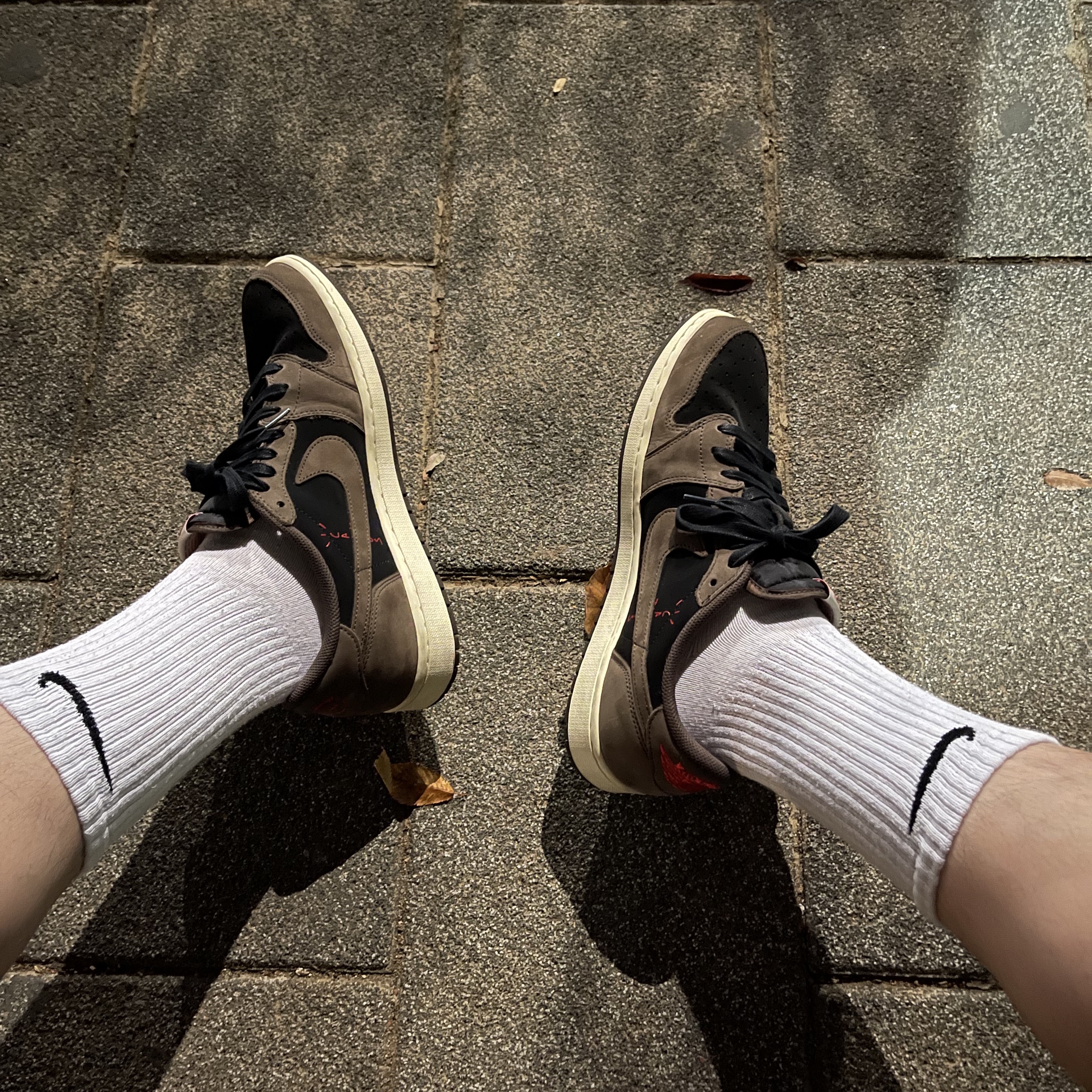 Jordan 1 x Travis Scott Retro Low OG SP Mocha 착용 스타일 - 2