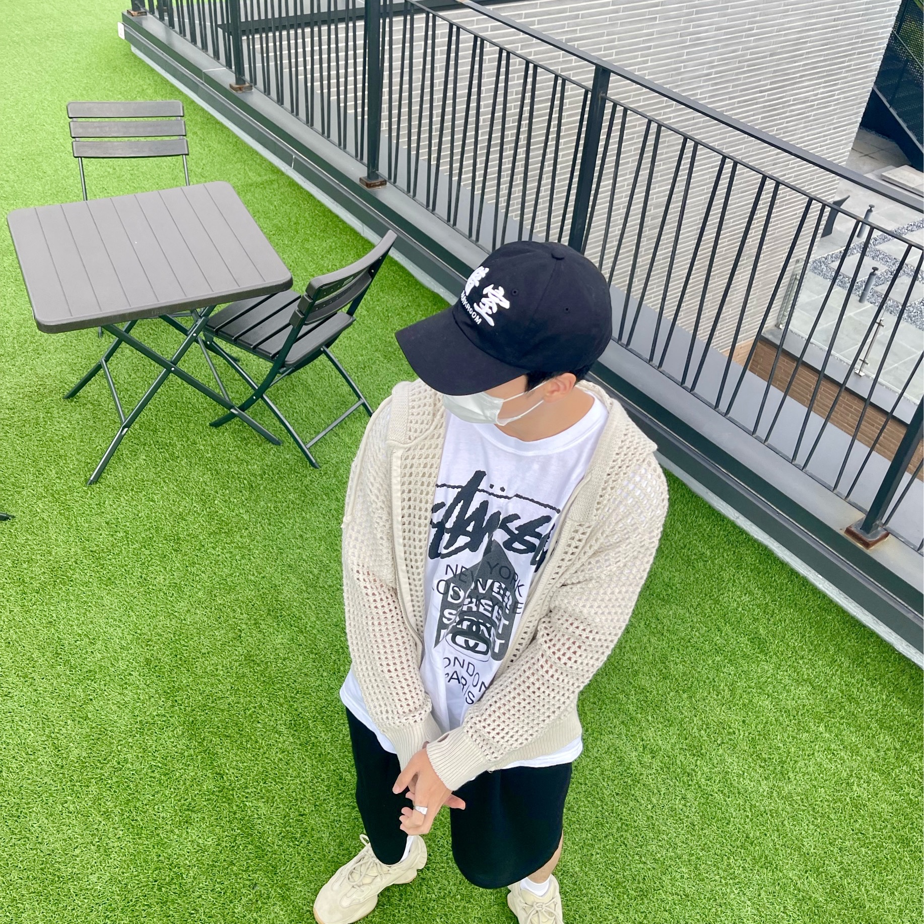 Adidas Yeezy 500 Stone, Stussy DSM World Tour T-Shirt White 착용 스타일