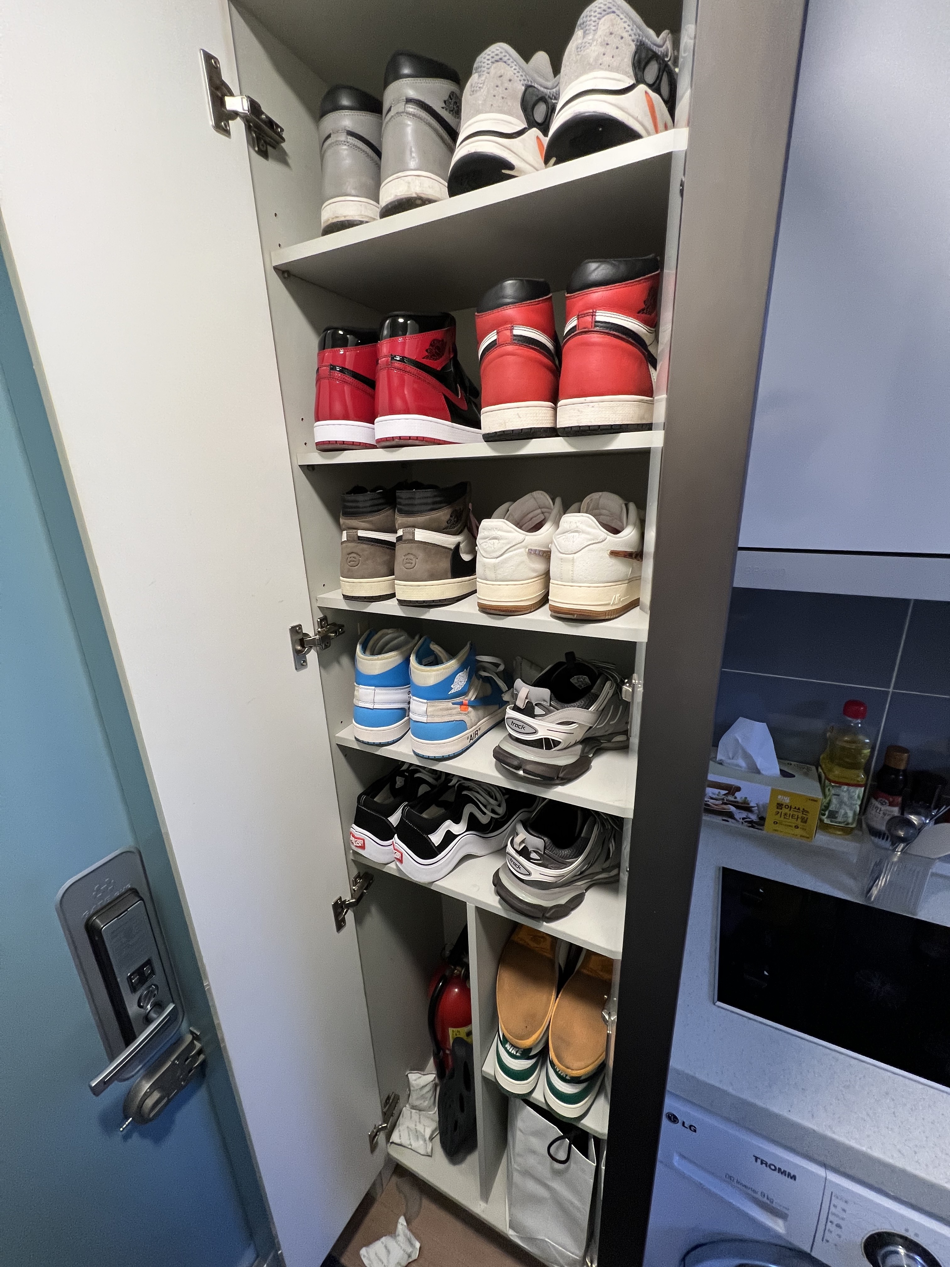 Jordan 1 Retro High OG Shadow 2018, Adidas Yeezy Boost 700 Wave Runner Solid Grey 2021/2022 착용 스타일