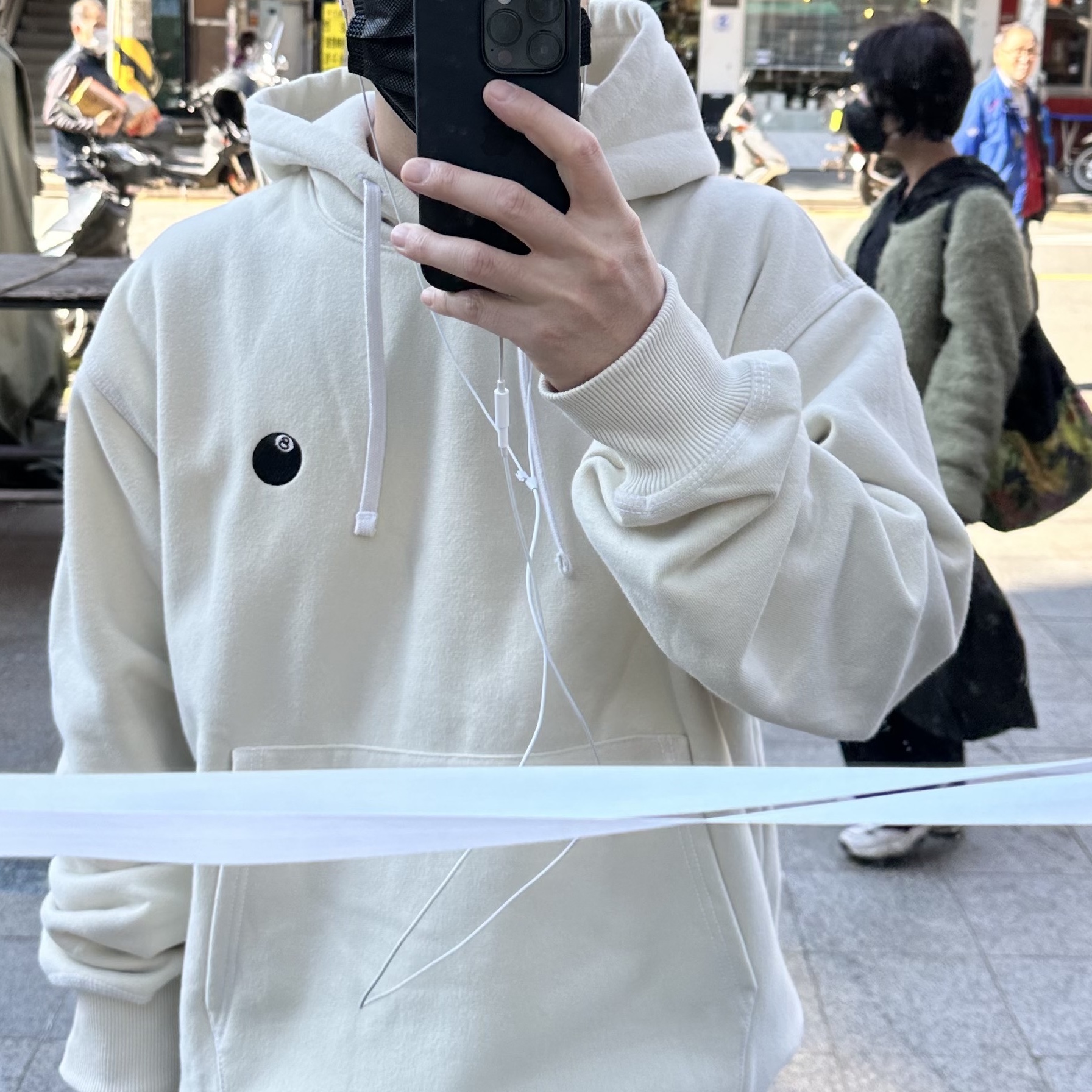 Stussy 8 Ball Embroidered Hoodie Putty 착용 스타일