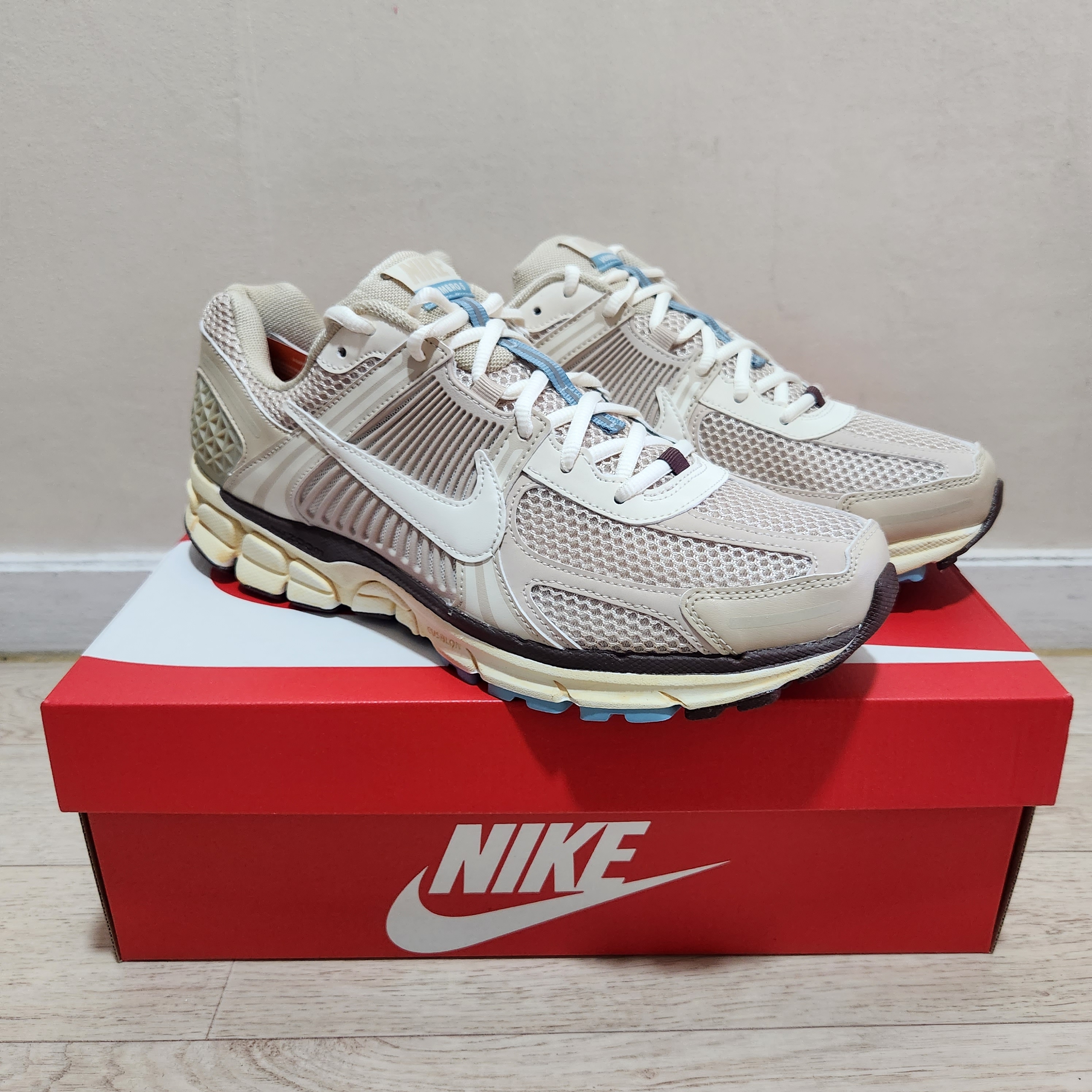 (W) Nike Zoom Vomero 5 Oatmeal 착용 스타일