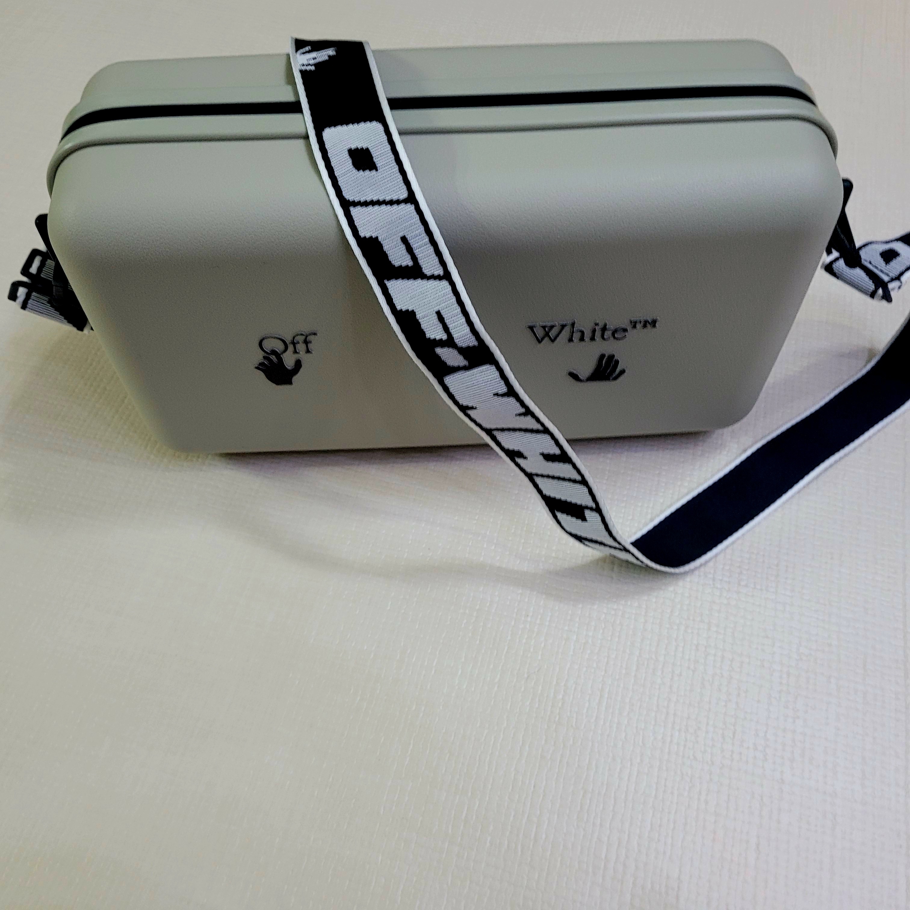 Off-White x Amore Pacific Protection Box (Without Cosmetics) 착용 스타일 - 3