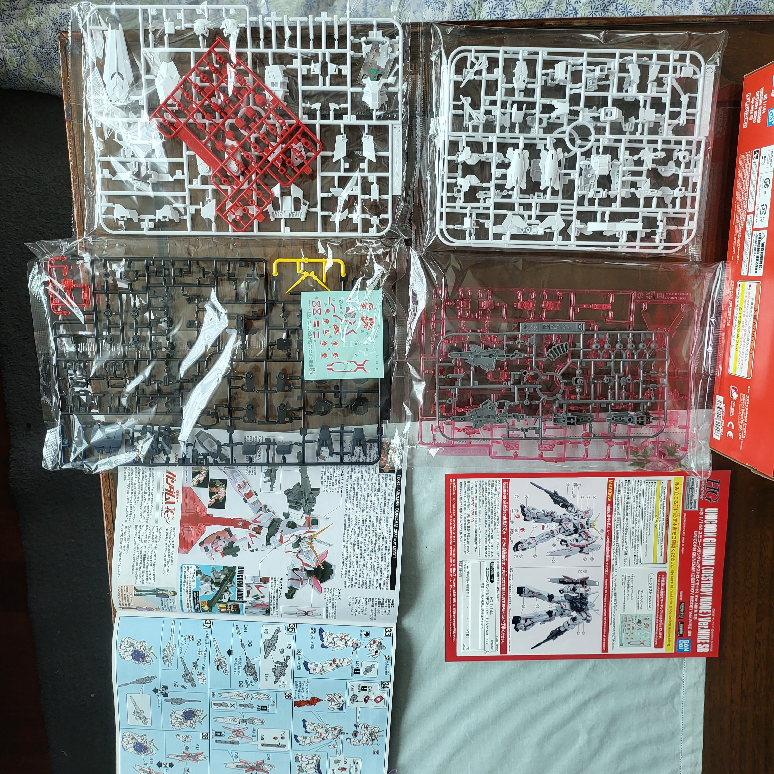 Bandai x Nike SB HG Unicorn Gundam & HG Unicorn 02 Banshee Set (Destroy Mode) 착용 스타일 - 4