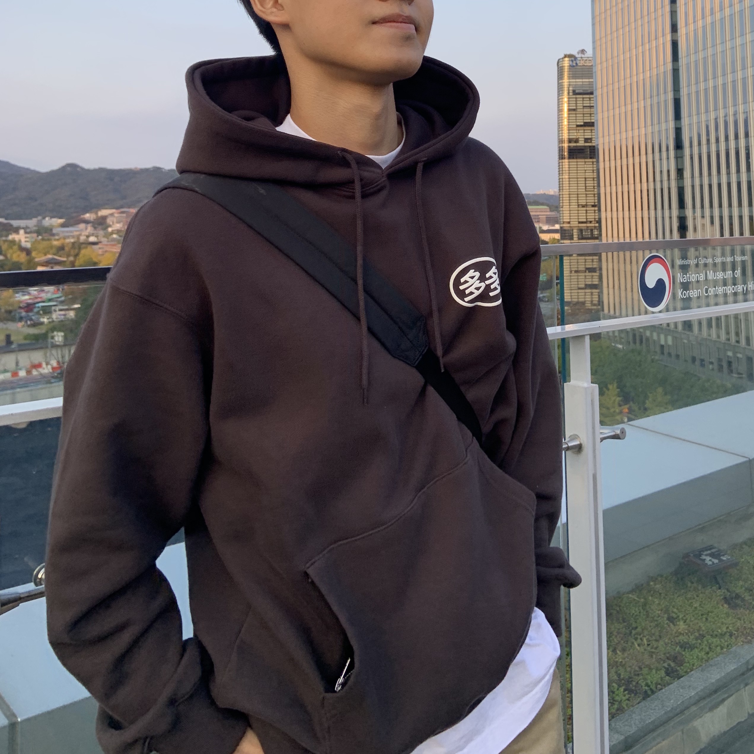 Dada Logo Hoodie Charcoal 착용 스타일
