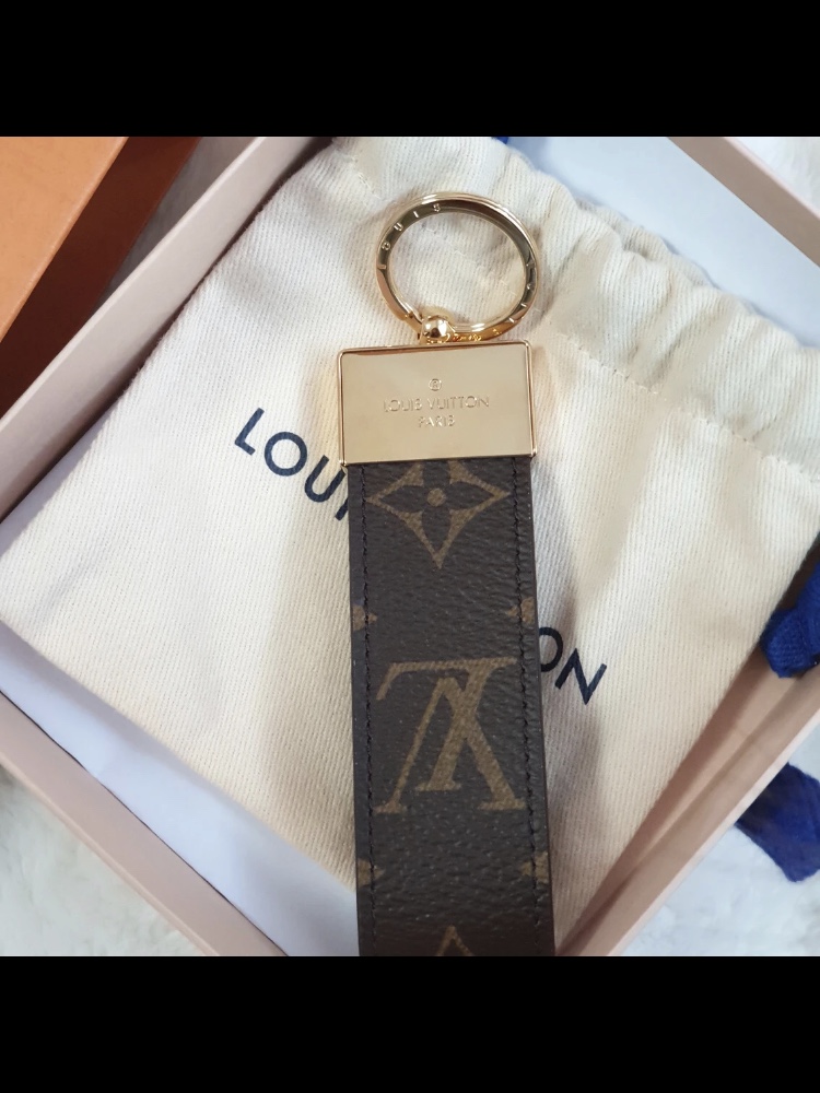 Louis Vuitton Dragonne Key Holder Monogram 착용 스타일