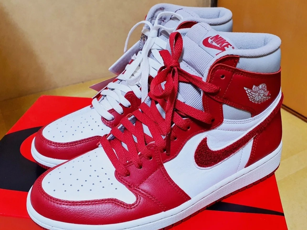 (W) Jordan 1 Retro High OG Varsity Red, Jordan 1 Mid Shattered Backboard 착용 스타일 - 2