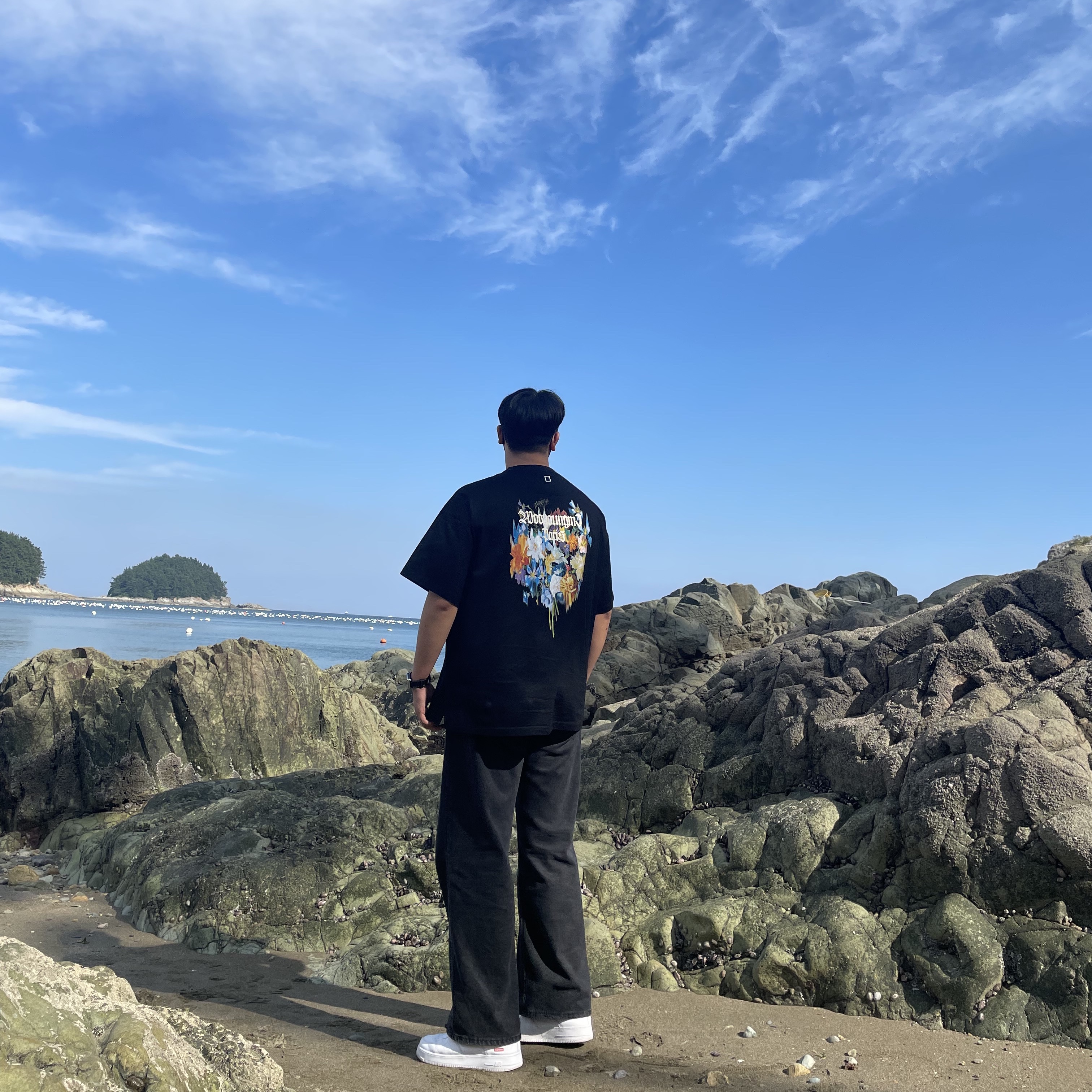 Wooyoungmi Multi Flower T-Shirt Black - 22SS, Nike x Supreme Air Force 1 Low White 착용 스타일 - 1