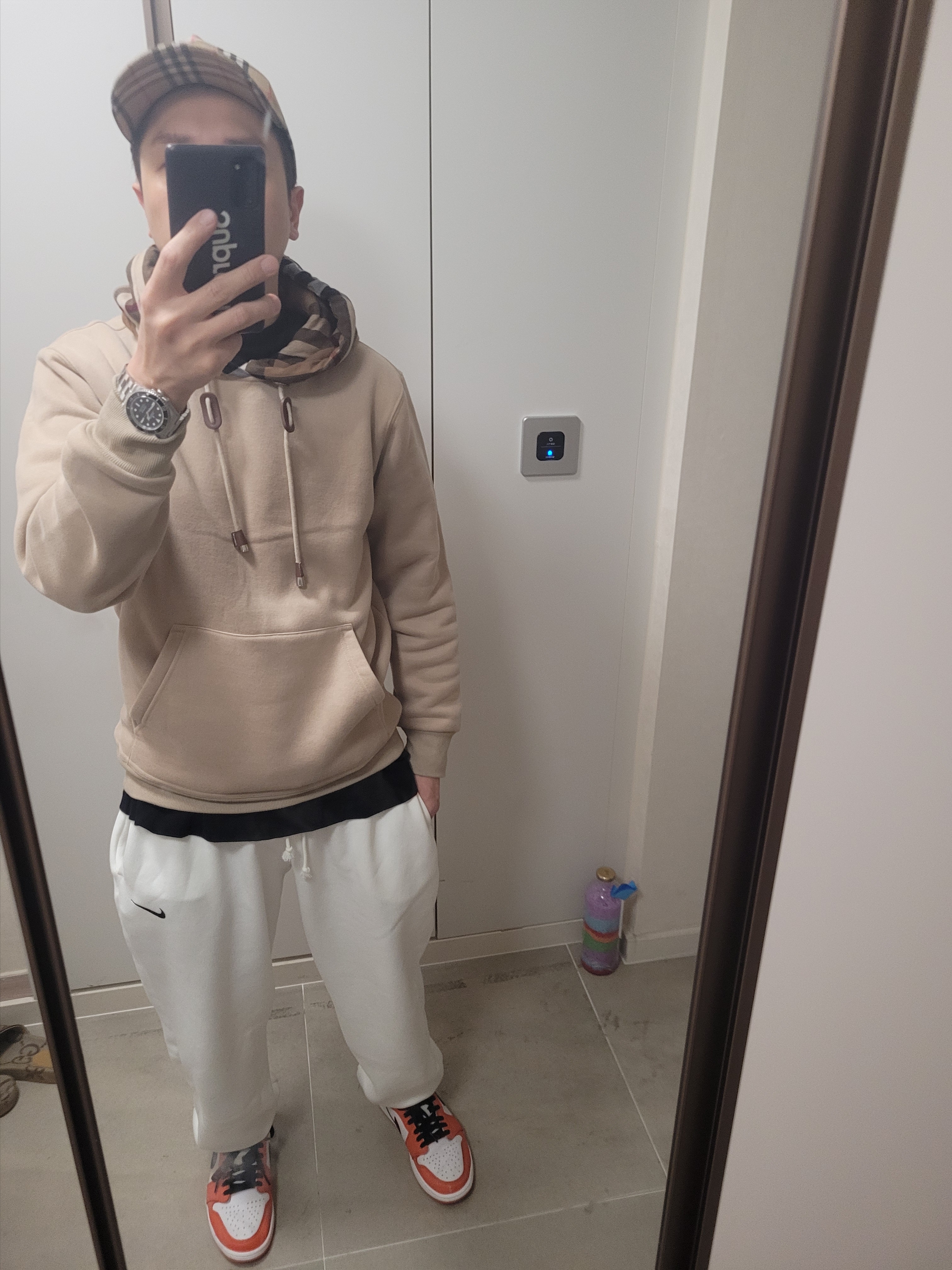 Burberry Check Hood Cotton Blend Hoodie Camel 착용 스타일