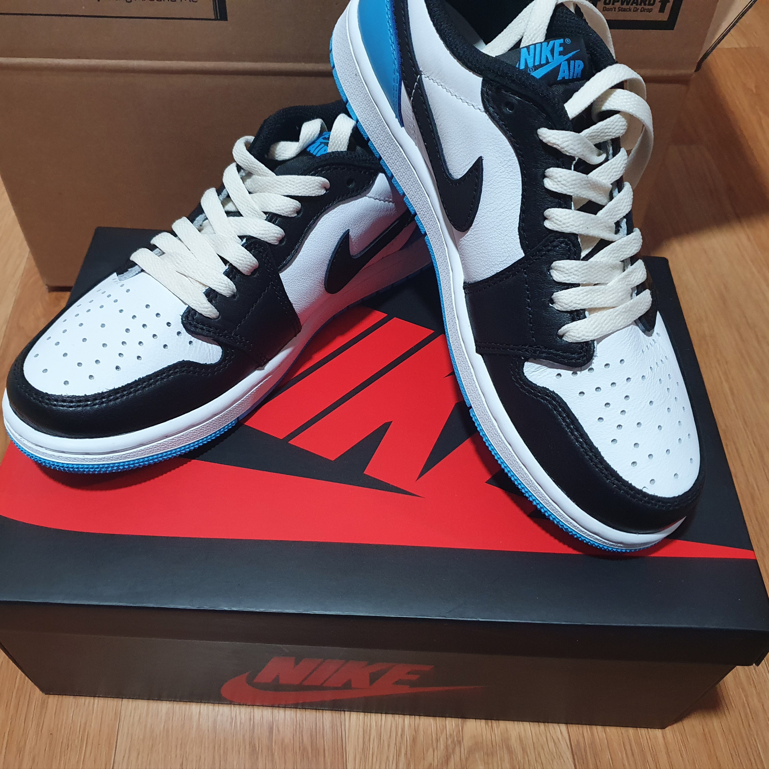 Jordan 1 Retro Low OG Black and Dark Powder Blue 착용 스타일
