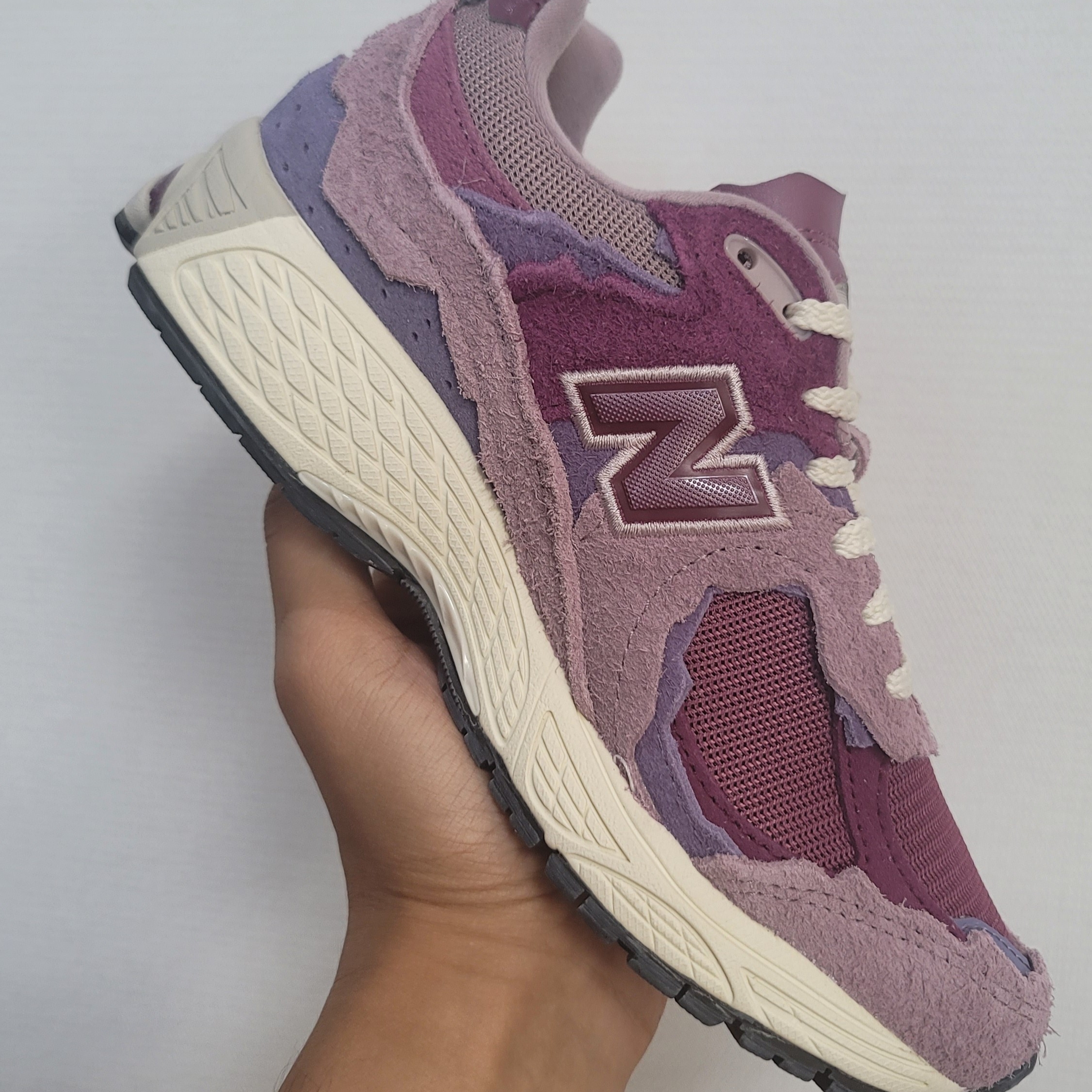 New Balance 2002R Protection Pack Pink 착용 스타일 - 2