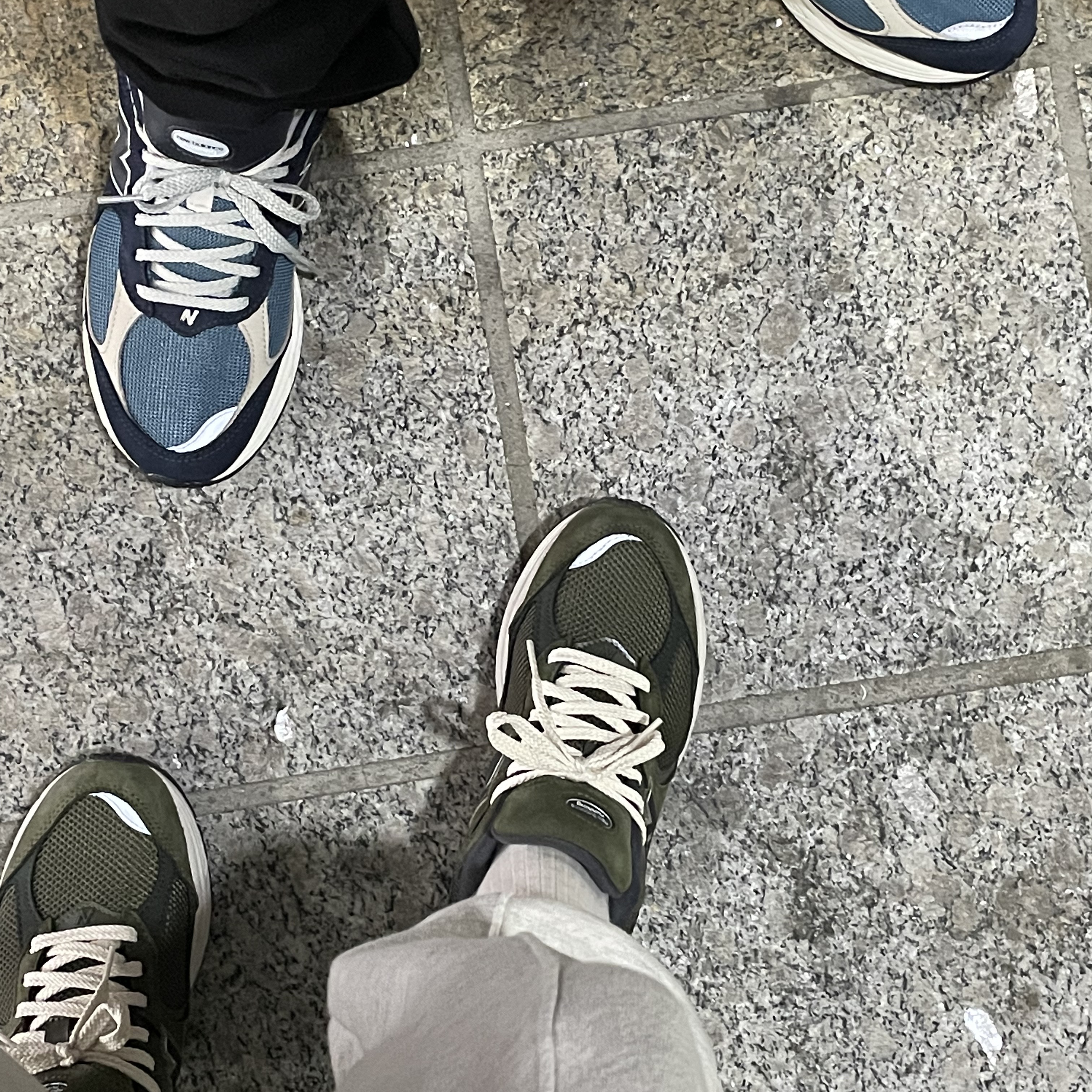 New Balance 2002R Dark Navy, New Balance 2002R Special Vintage Khaki 착용 스타일 - 2