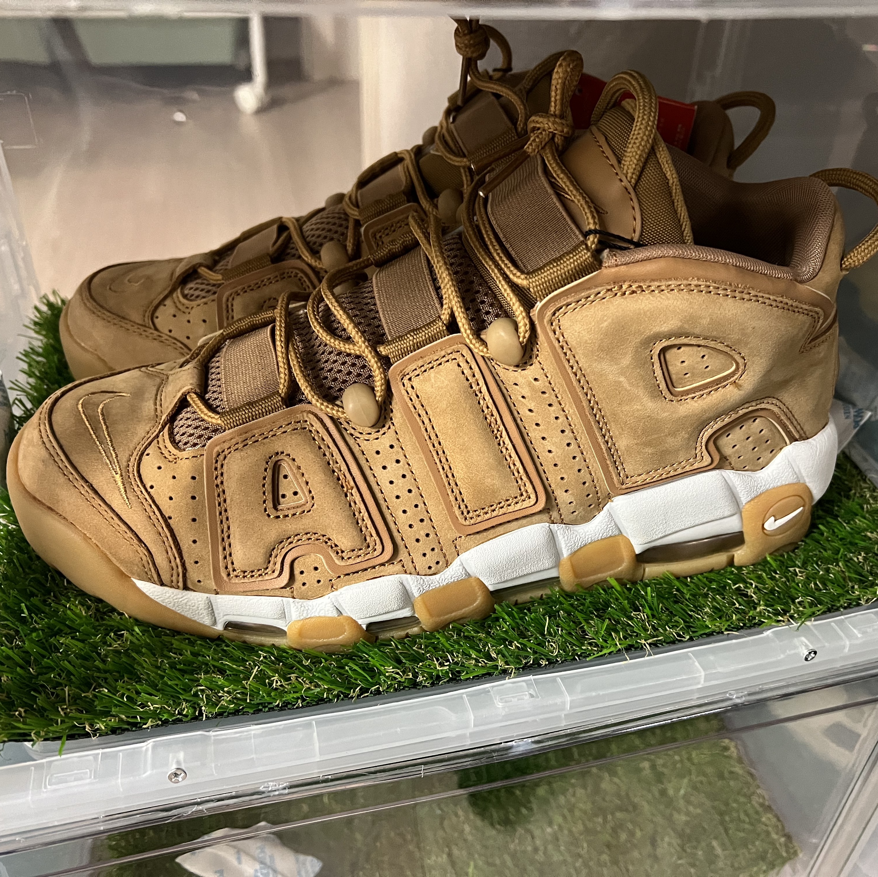 Nike Air More Uptempo Flax 착용 스타일
