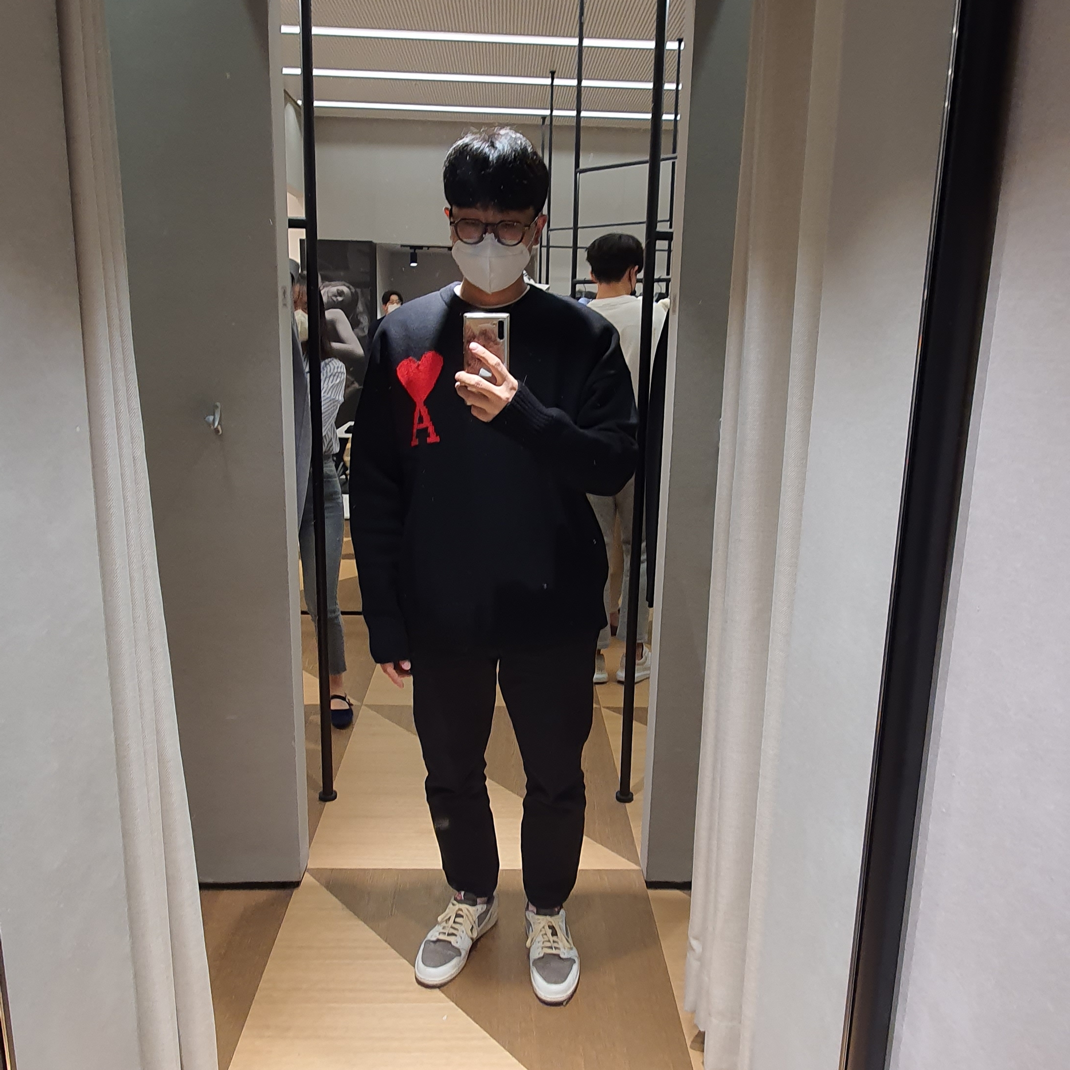 AMI de Coeur Oversize Intarsia Sweater Black Red, Jordan 1 x Travis Scott Retro Low OG SP Sail and Ridgerock 착용 스타일