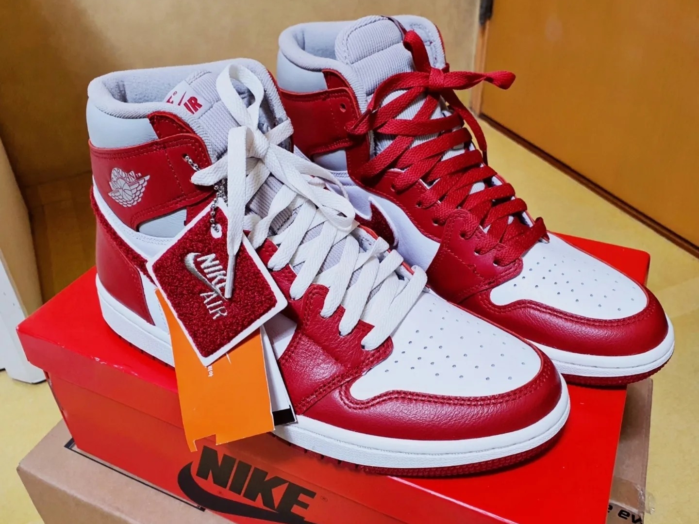 (W) Jordan 1 Retro High OG Varsity Red, Jordan 1 Mid Shattered Backboard 착용 스타일 - 1