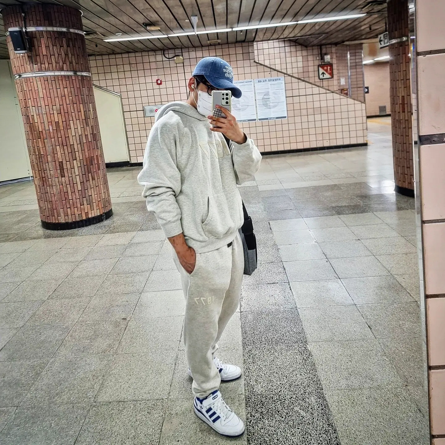 Essentials 1977 Hoodie Light Oatmeal - 22SS, Essentials 1977 Sweatpants Light Oatmeal - 22SS 착용 스타일
