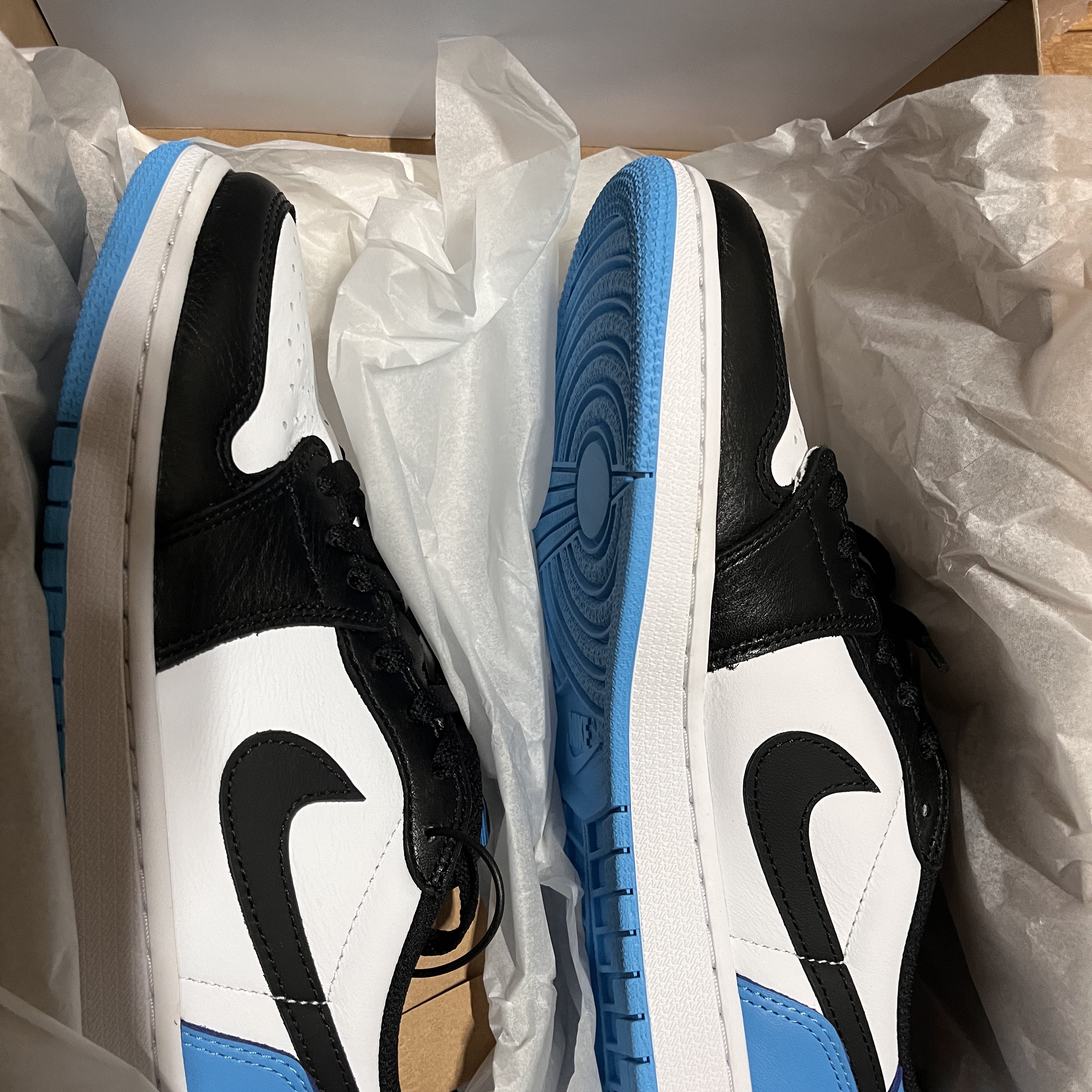 Jordan 1 Retro Low OG Black and Dark Powder Blue 착용 스타일