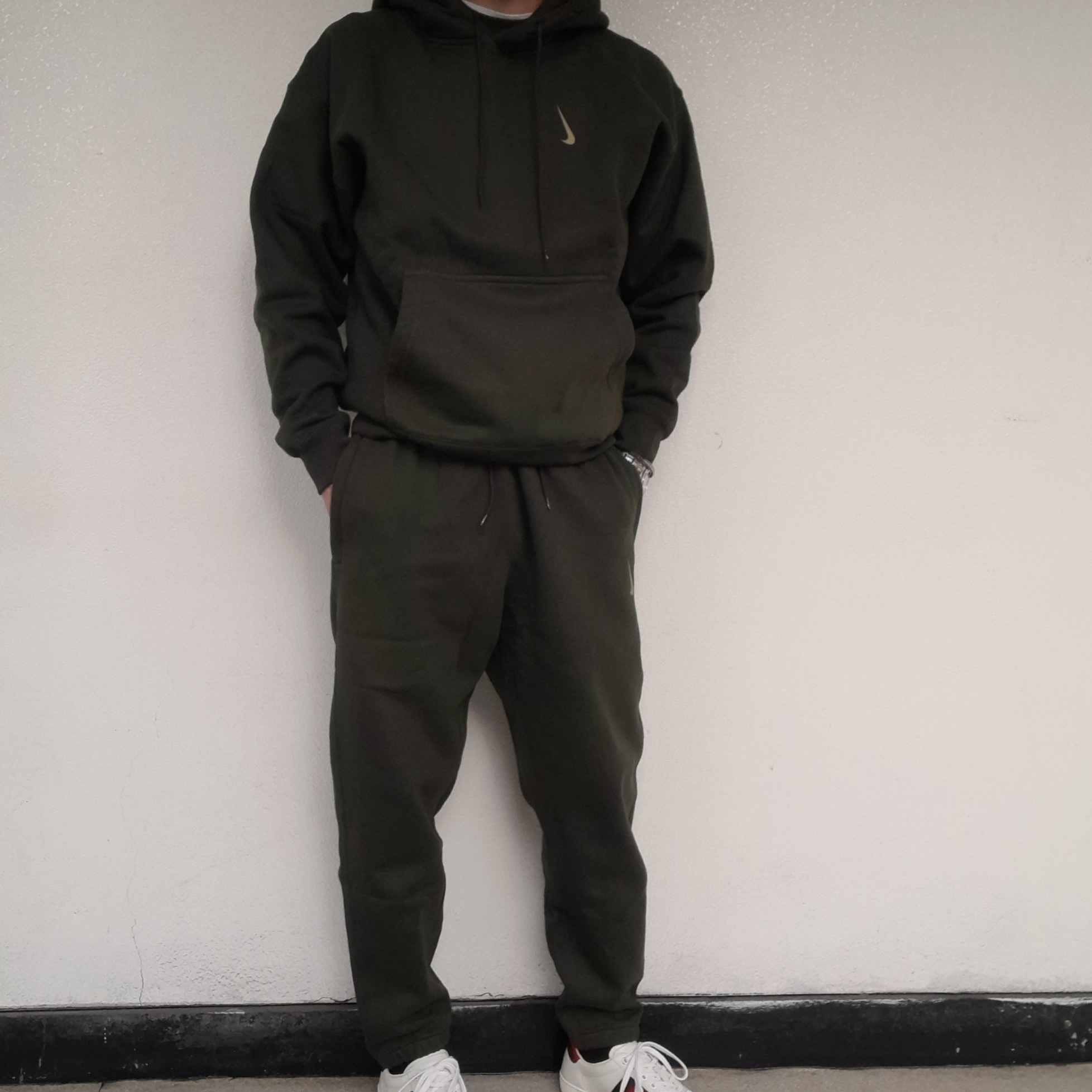 Gucci Ace Embroidered Bee, Nike x Billie Eilish NRG Fleece Pants Sequoia - Asia 착용 스타일 - 1