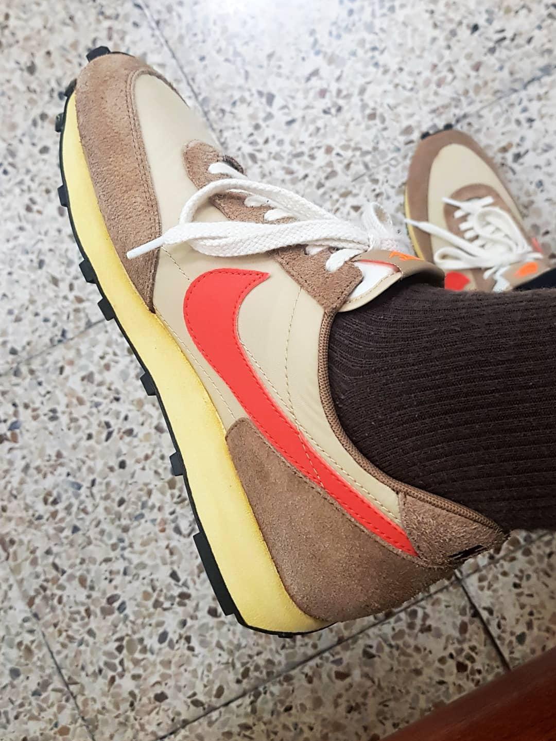 Nike Daybreak SP Vegas Gold College Orange 착용 스타일