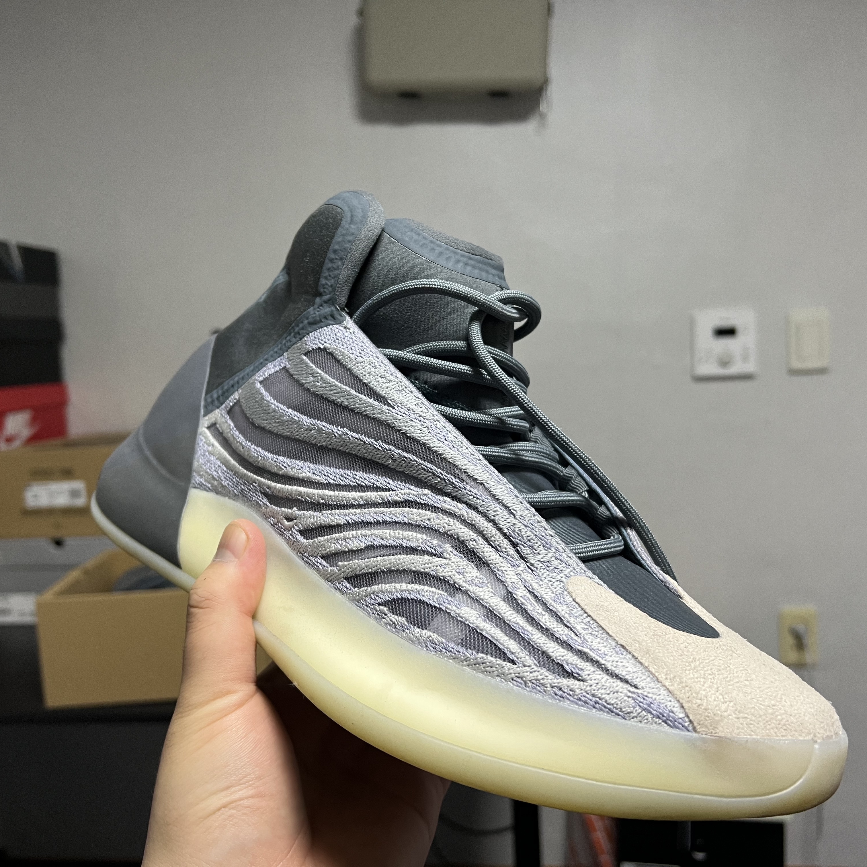 Adidas Yeezy QNTM Mono Carbon 착용 스타일 - 1