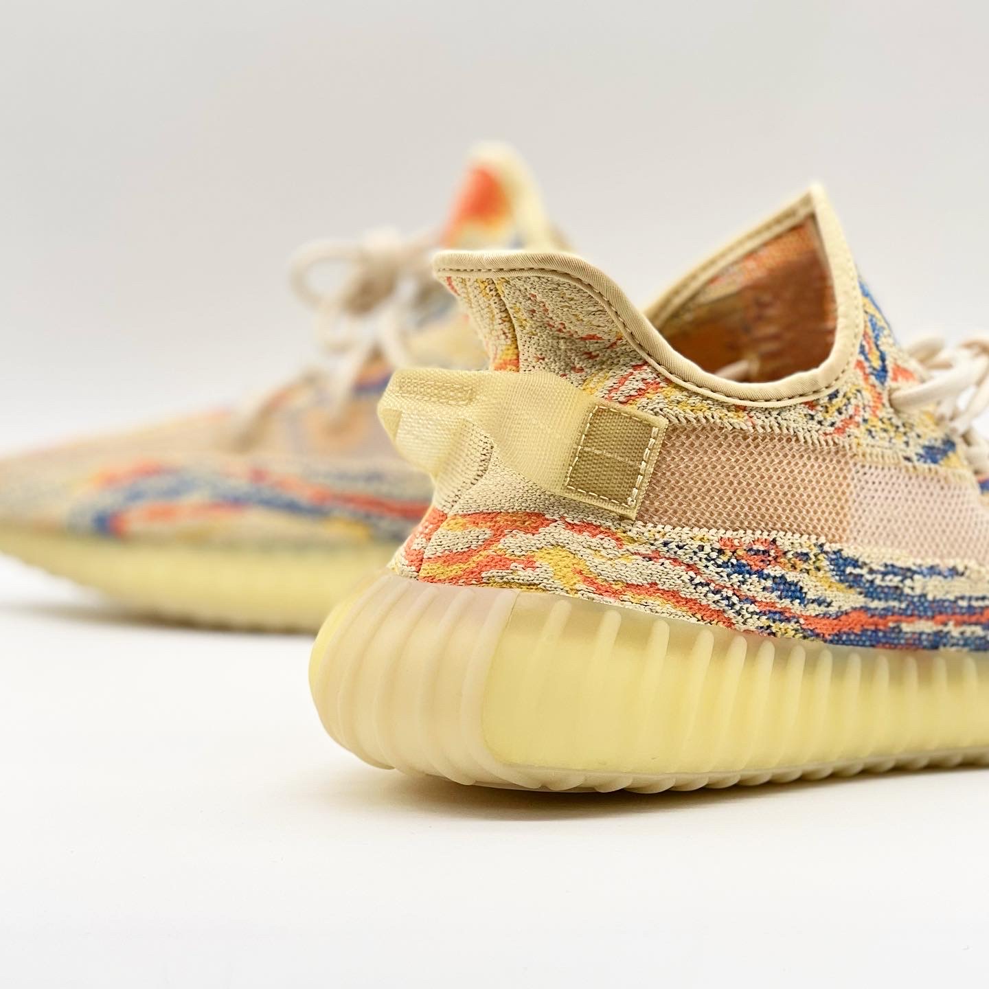 Adidas Yeezy Boost 350 V2 MX Oat 착용 스타일 - 3