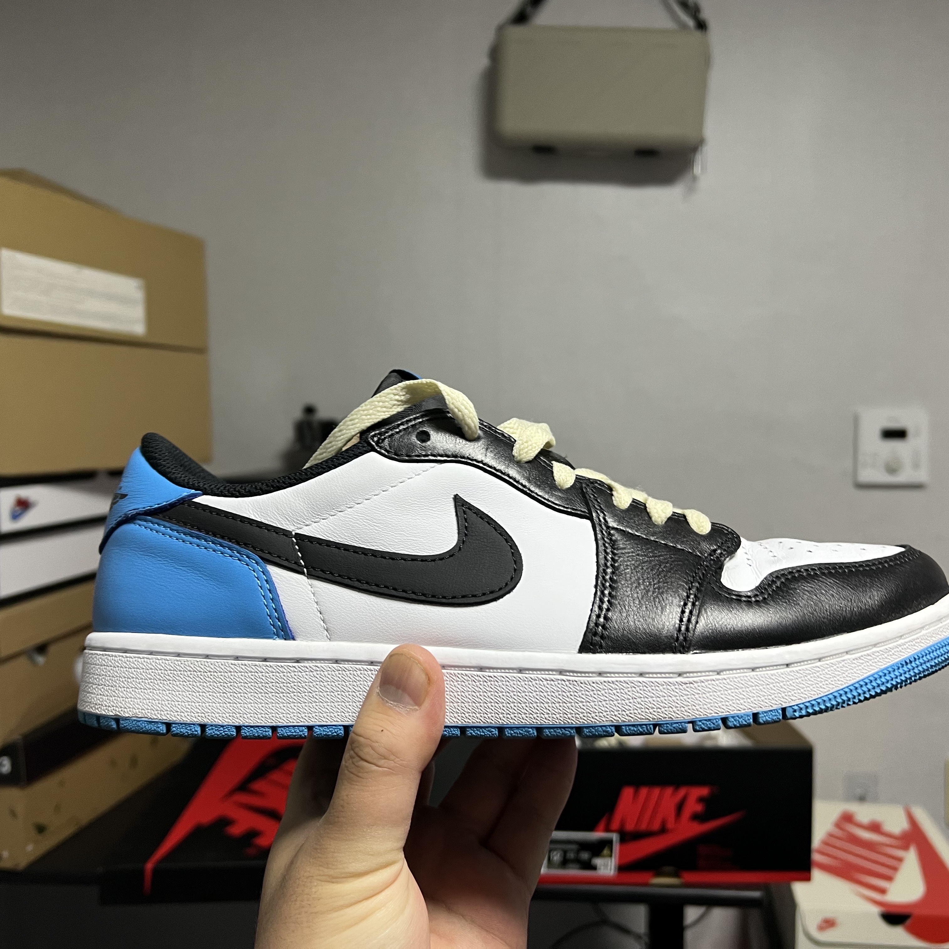 Jordan 1 Retro Low OG Black and Dark Powder Blue 착용 스타일 - 2