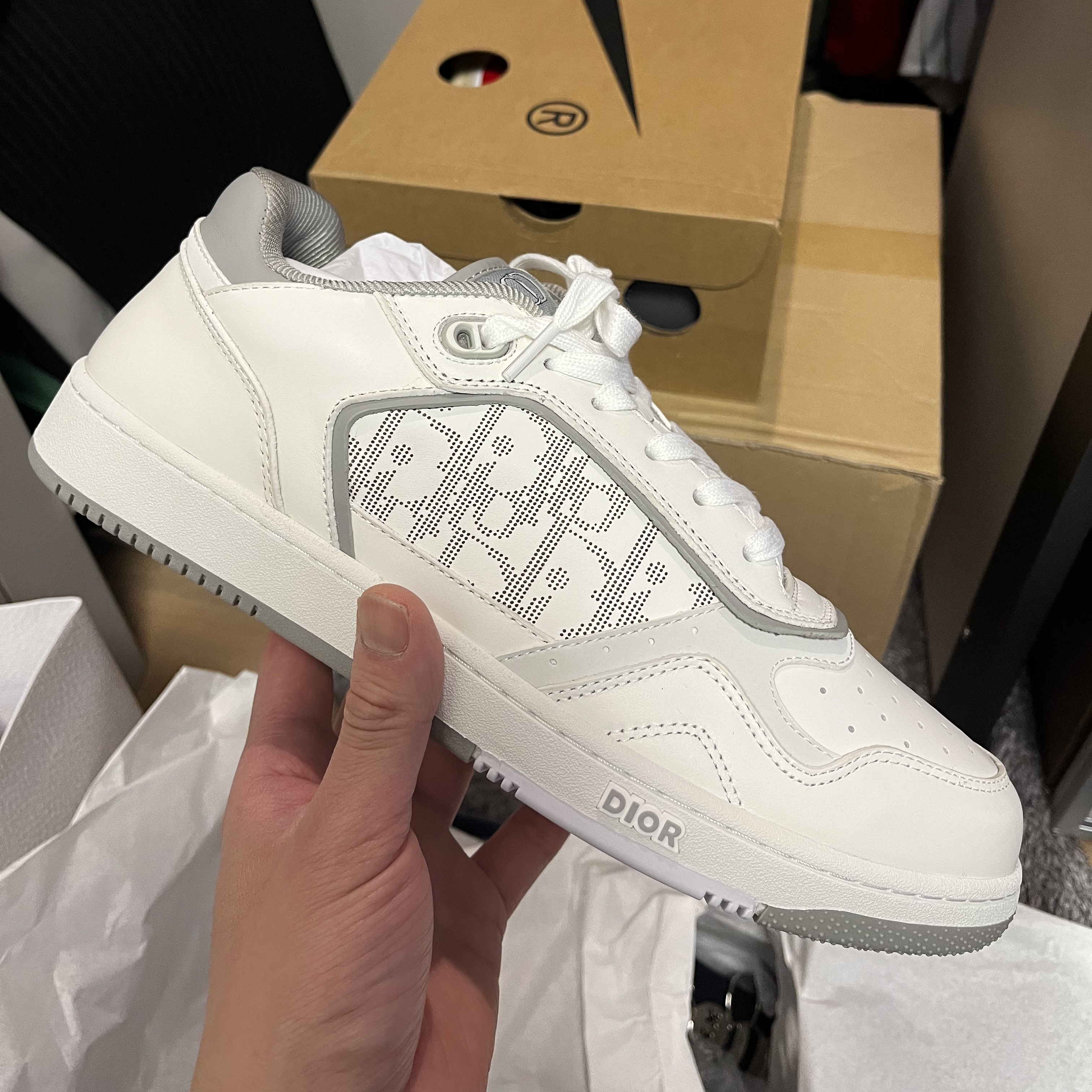 Dior B27 Low-Top Sneakers White Grey 착용 스타일