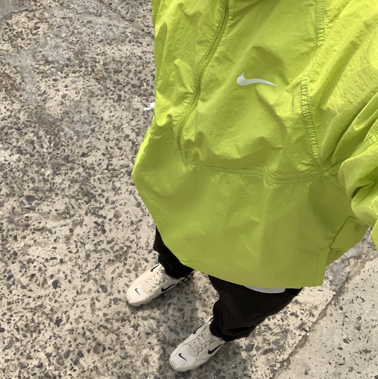 Nike x Stussy Air Zoom Spiridon Cage 2 Fossil, Nike x Stussy Windrunner Jacket Bright Cactus 착용 스타일